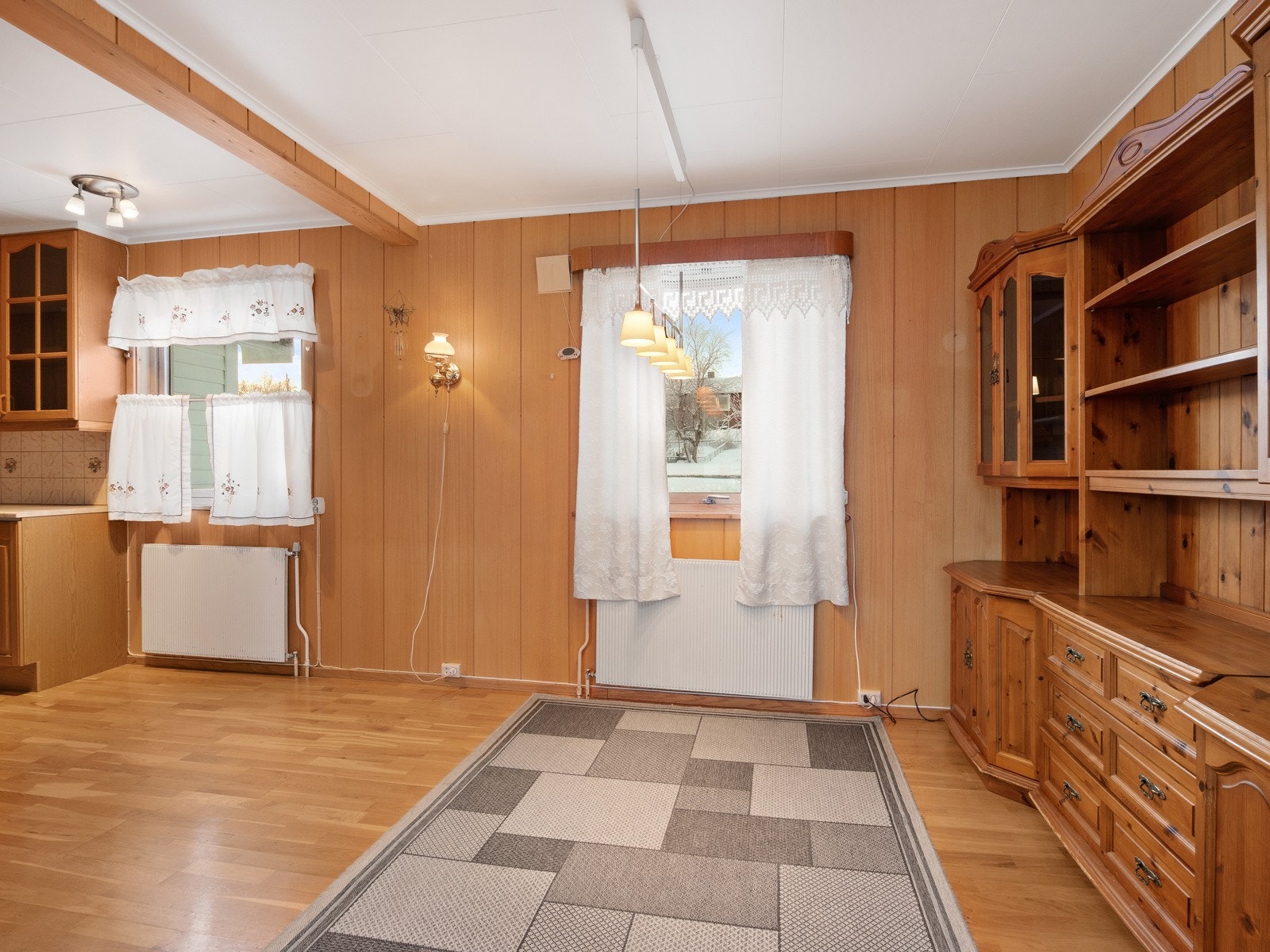 Spisestuen er praktisk plassert i overgangen mellom stue og kjøkken Galleribilde