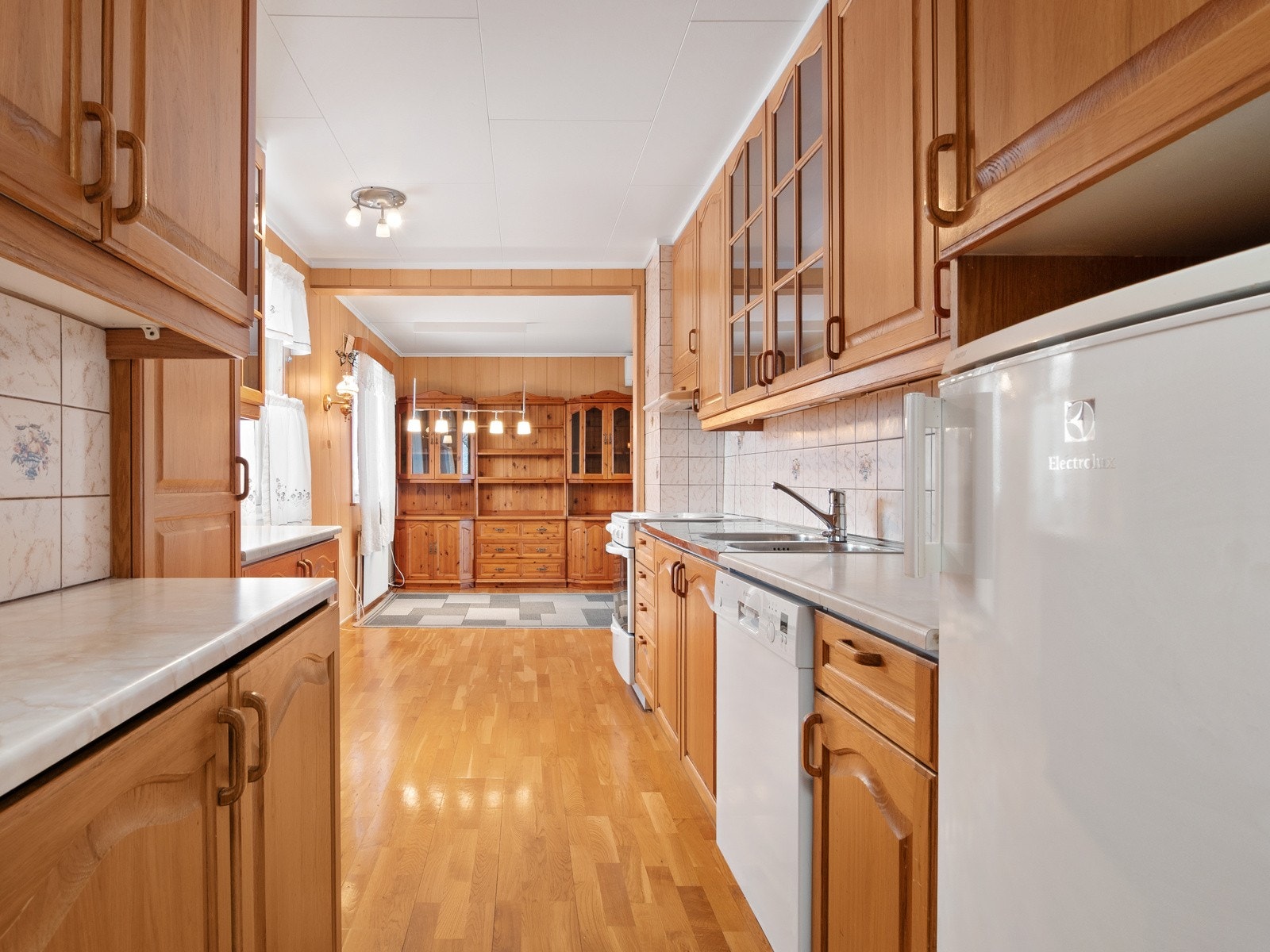 Kjøkkenet har solid innredning og opplegg for kjøleskap, komfyr og oppvaskmaskin Galleribilde