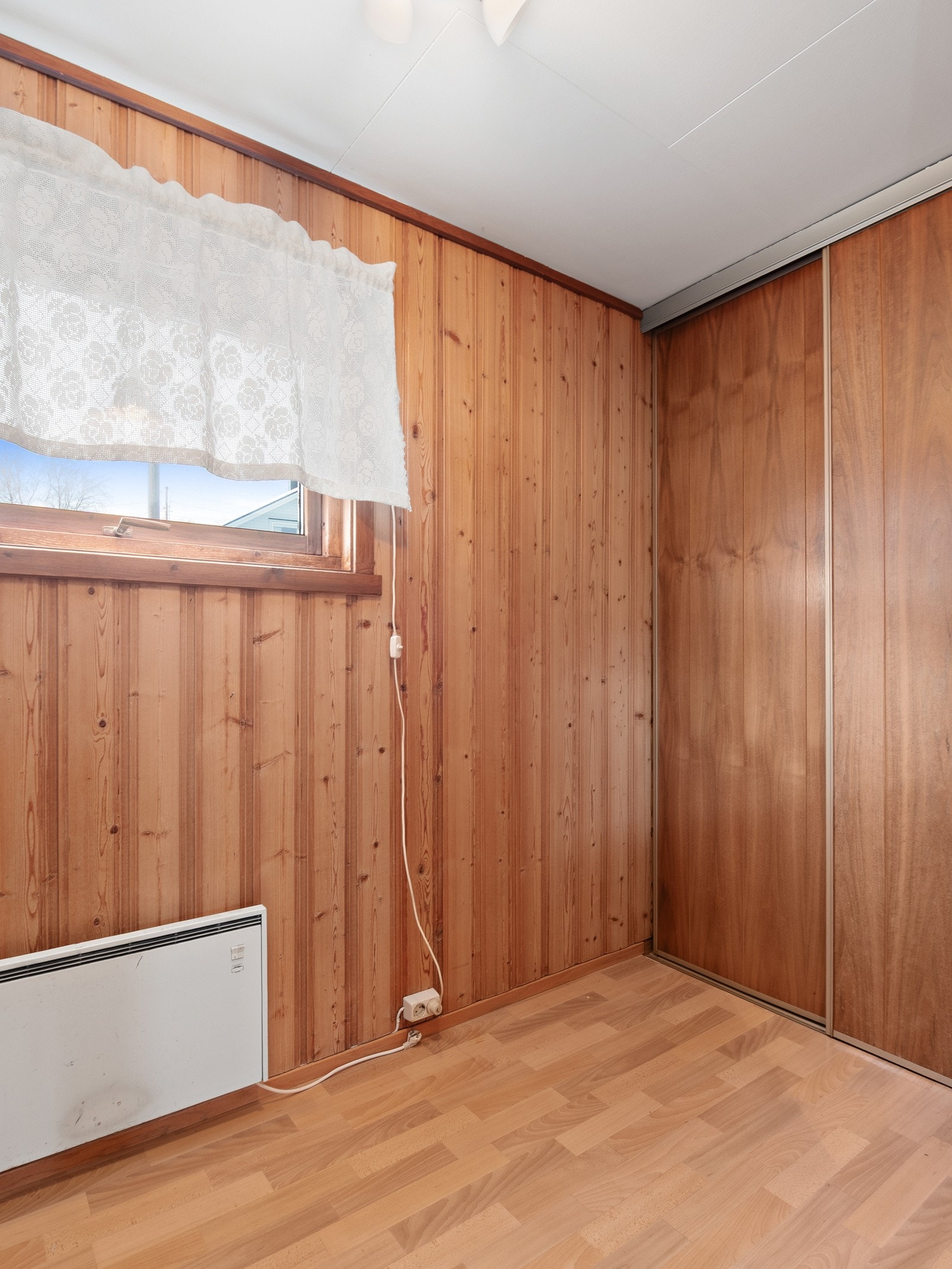 Fra det overbygde inngangspartiet kommer man inn i et stort vindfang med mye garderobeplass til klær, sko og utstyr! Galleribilde