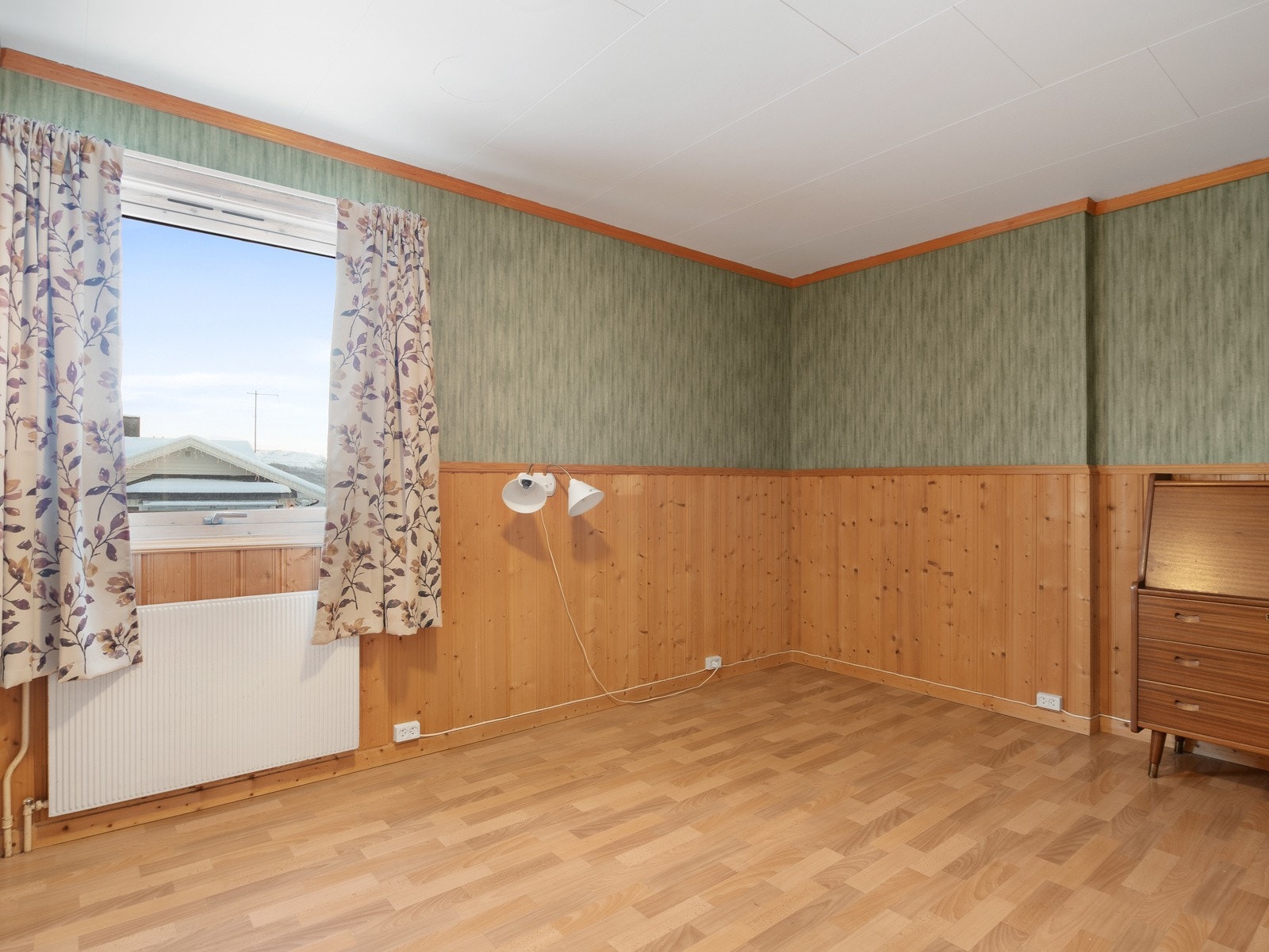 Hovedsoverommet er lyst og har god plass til stor seng, og det er godt med oppbevaringsplass i skyvedørsgarderobe! Galleribilde