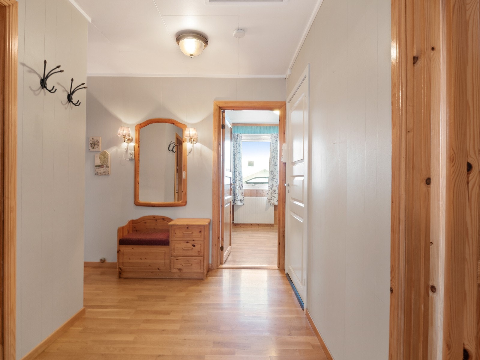 Gangen er navet i huset, og stue og kjøkken er på venstre hånd, hovedsoverommet ligger rett frem Galleribilde