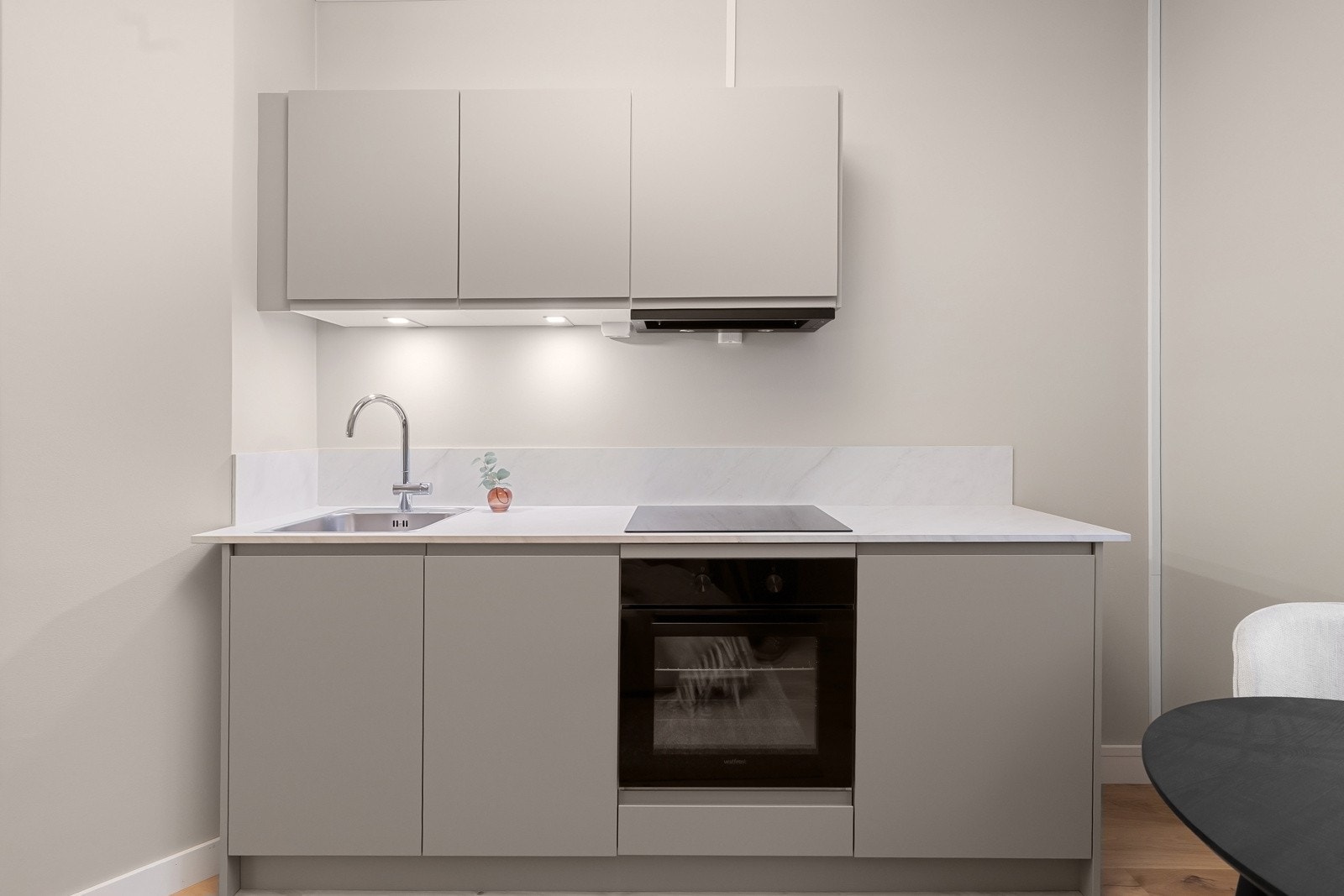 Lyst og moderne kjøkken, med integrerte hvitevarer Galleribilde