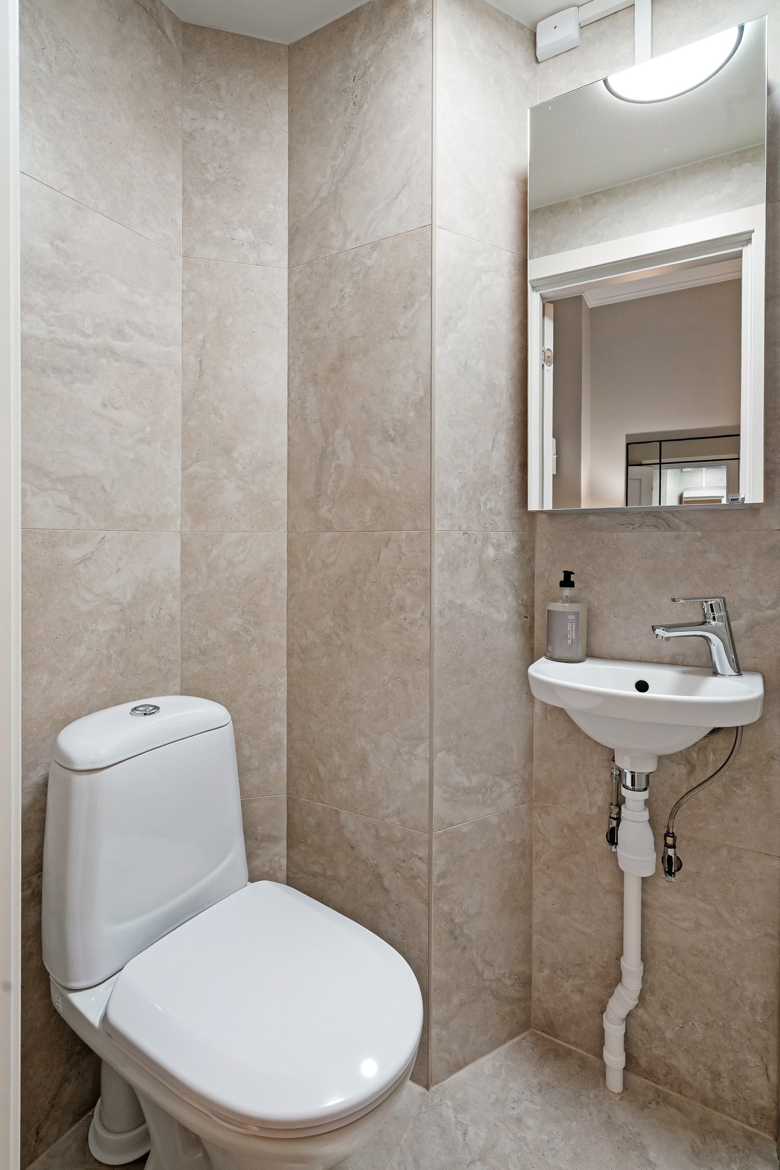 Det er overflateoppusset med ny smøremembran, varmekabler, belysning og innredning over eksisterende bad Galleribilde