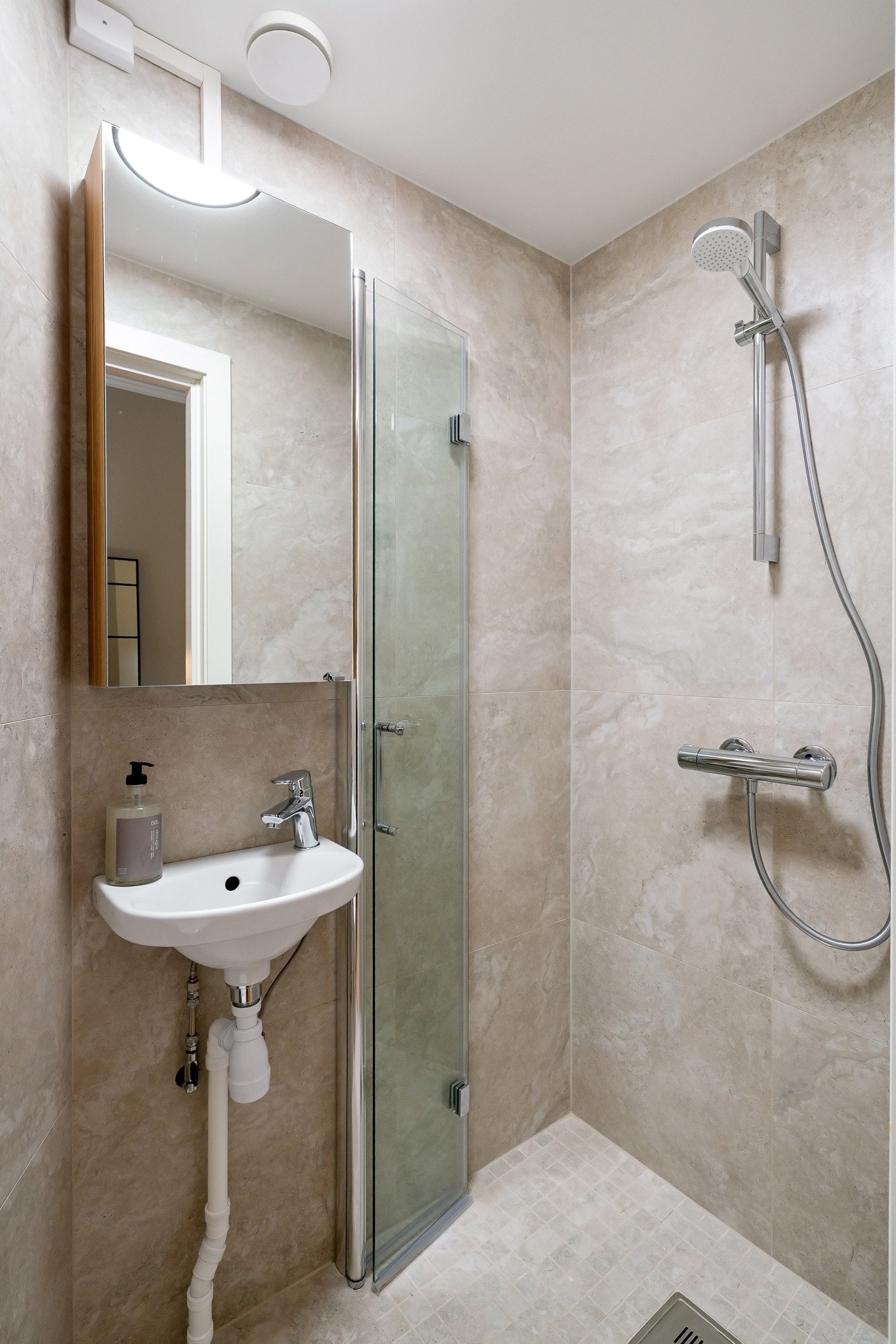 Nyoppusset bad i 2025 med moderne fliser på gulv og vegg - Fellesvaskeri i hver etasje Galleribilde