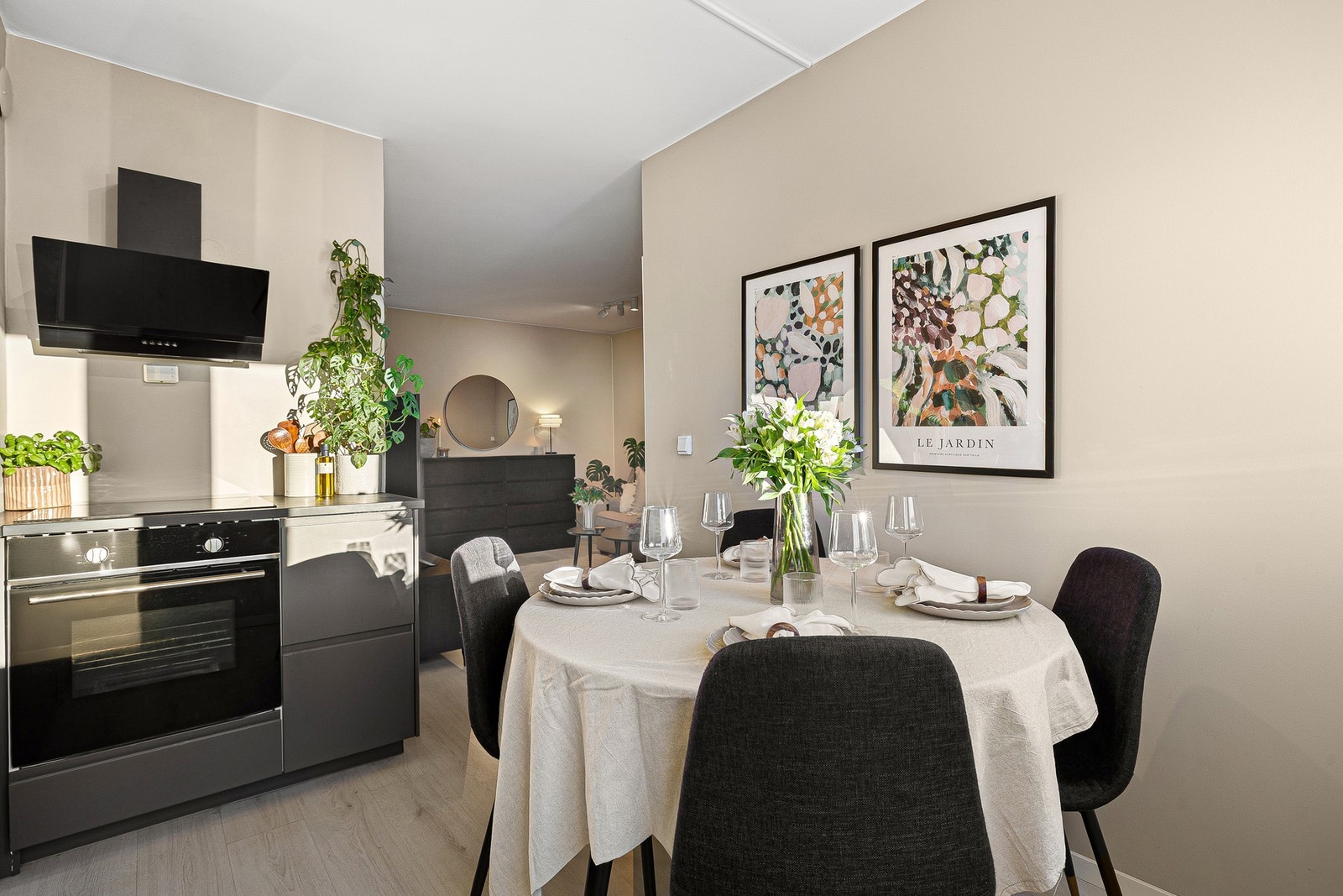 Lys og trivelig spisestue på kjøkkenet. Galleribilde