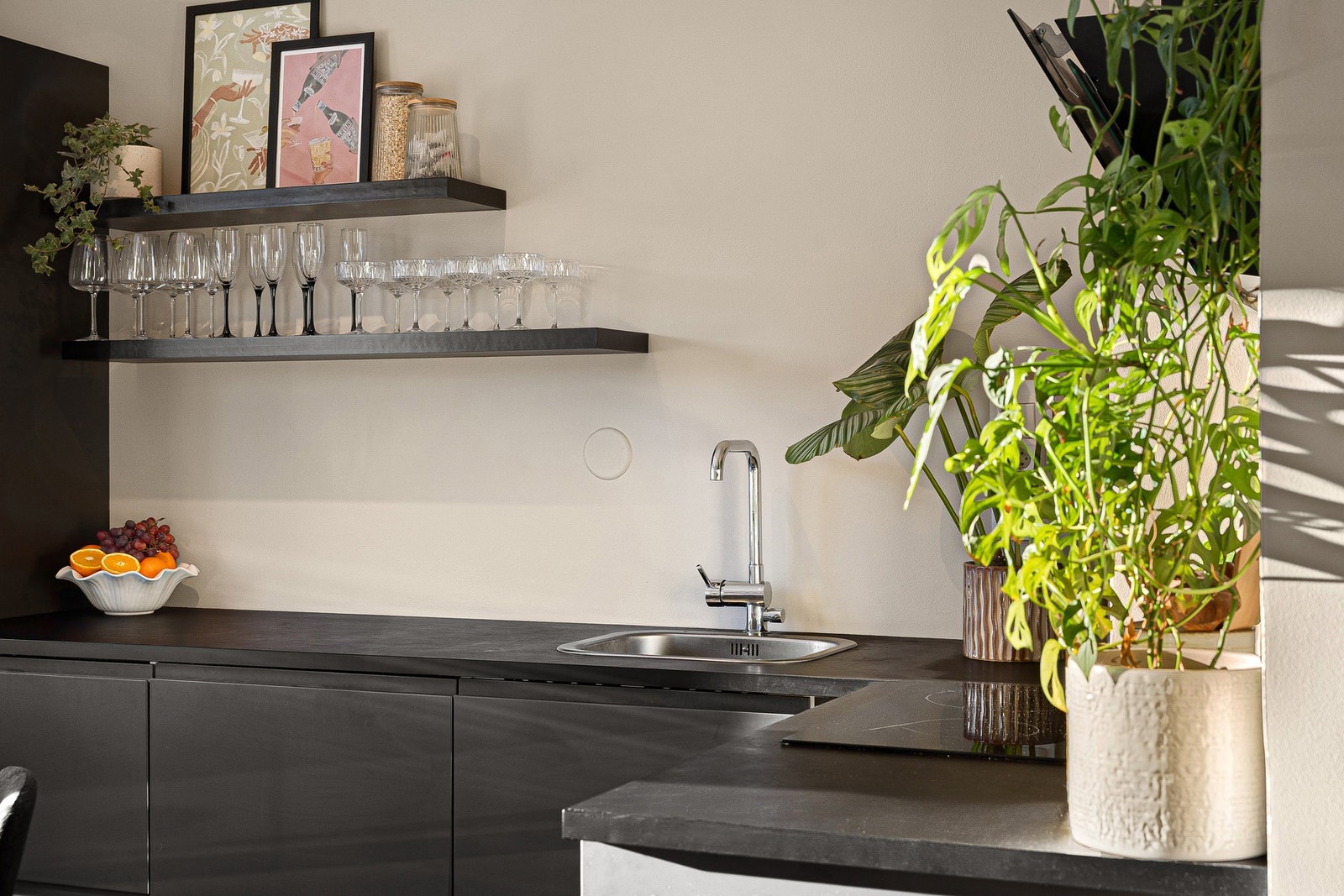 Kjøkkenet er stilrent med mørke fronter og god utforming. Galleribilde