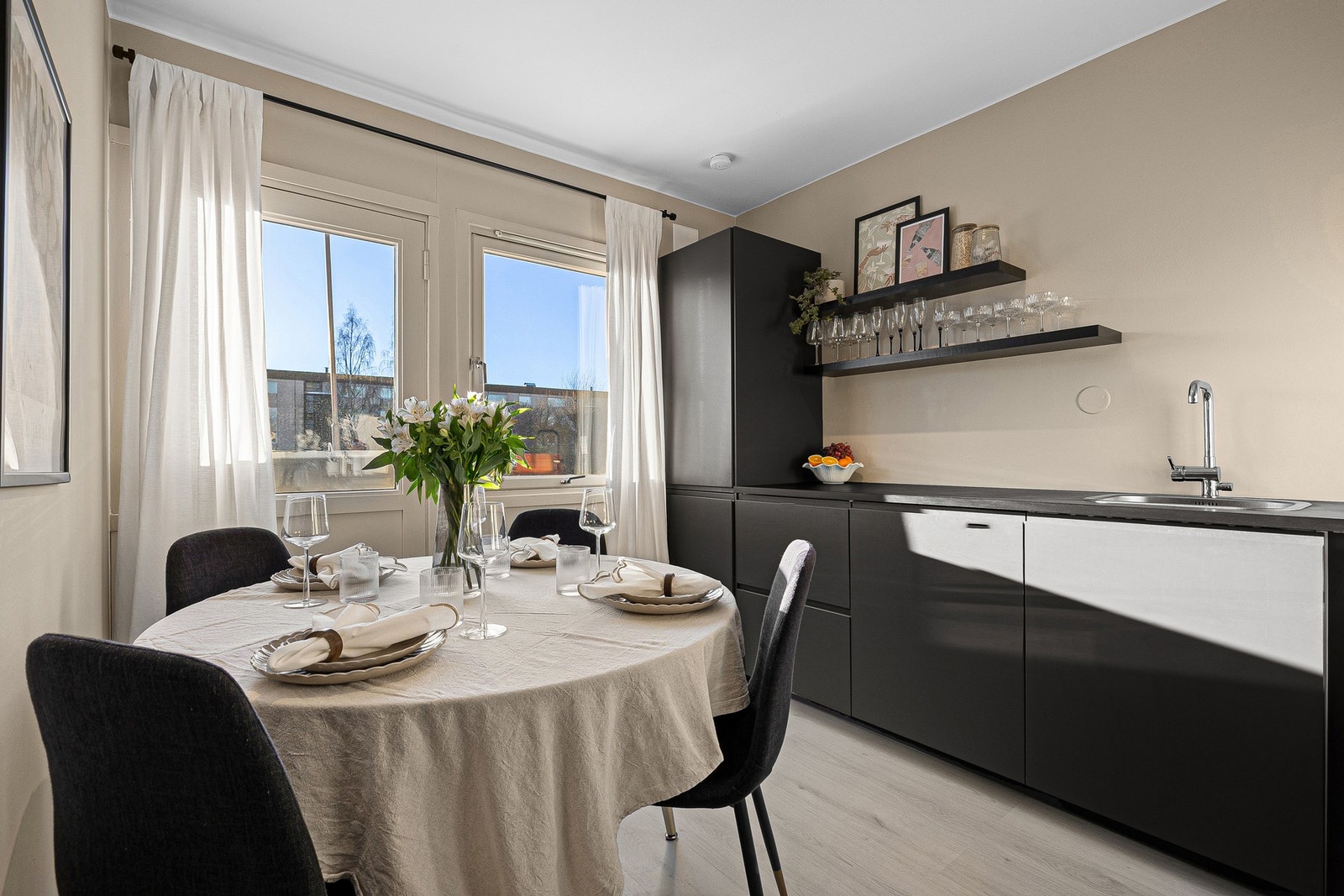 Leiligheten ligger i en høy 1. etasje, og like utenfor har du borettslagets store felles grøntområder.F Galleribilde