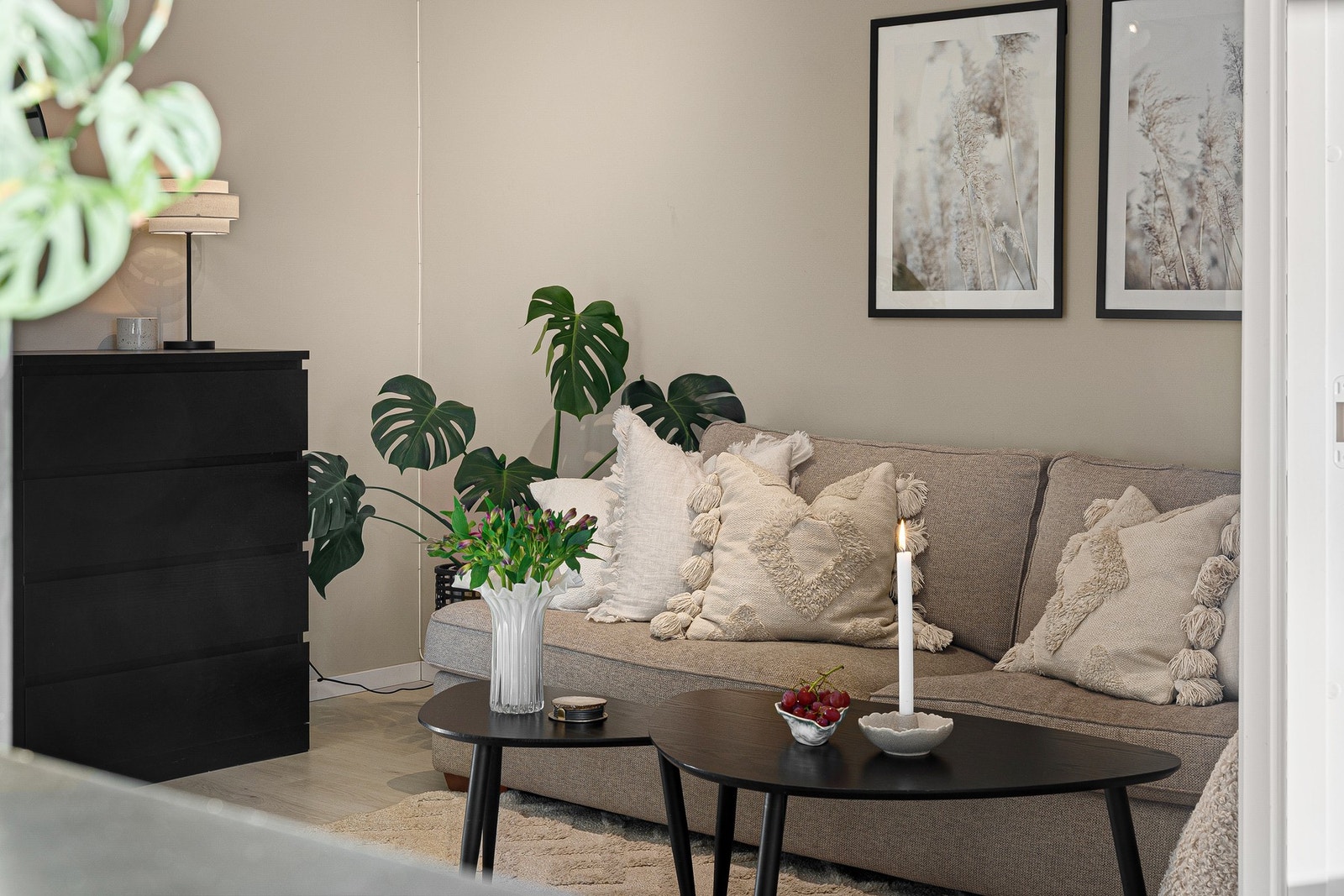 Leiligheten har et gjennomført uttrykk og er malt i behagelige farger. Galleribilde