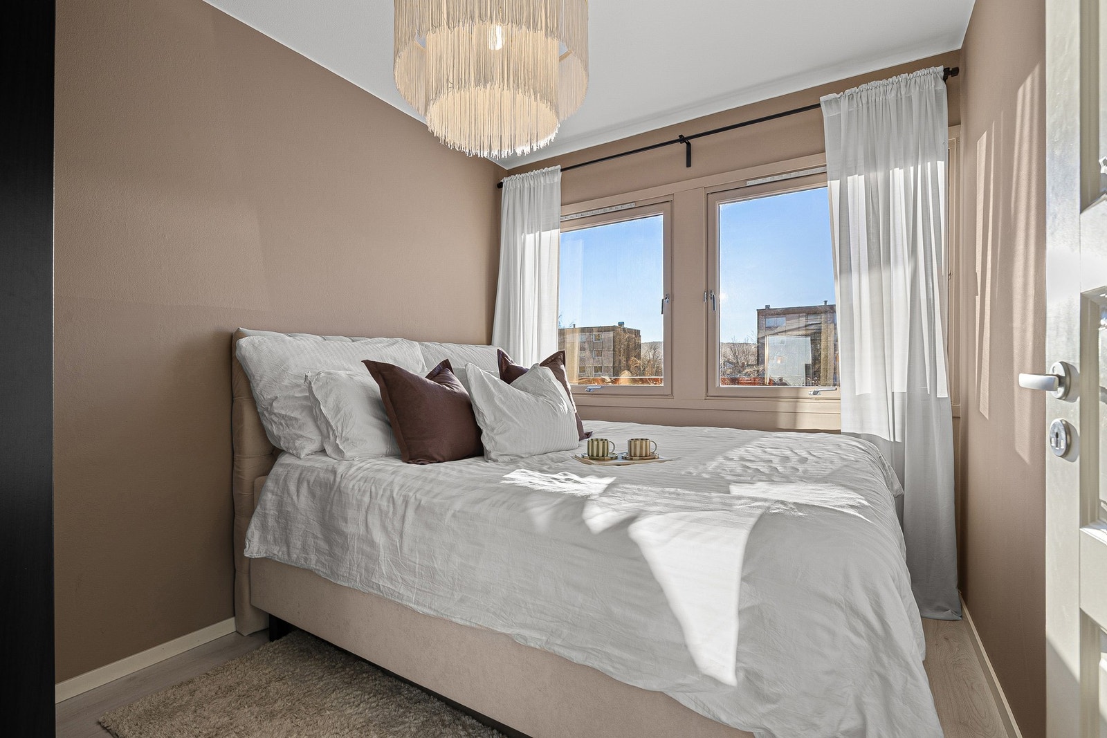 Det er god plass til både dobbeltseng og garderobeløsning. Galleribilde