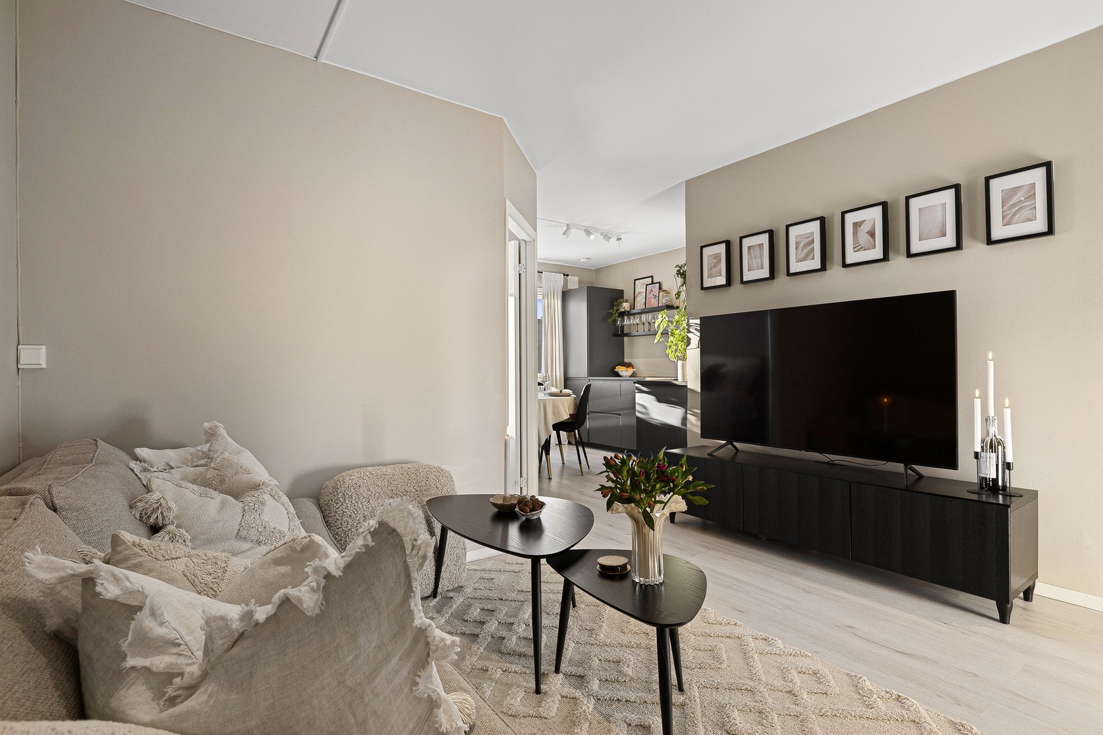 Koselig stue med plass til sofakrok og TV. Galleribilde