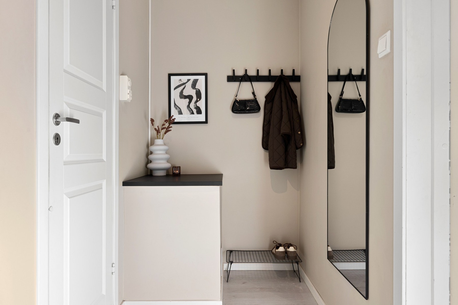 Hyggelig entré med plass til garderobeløsning. Galleribilde
