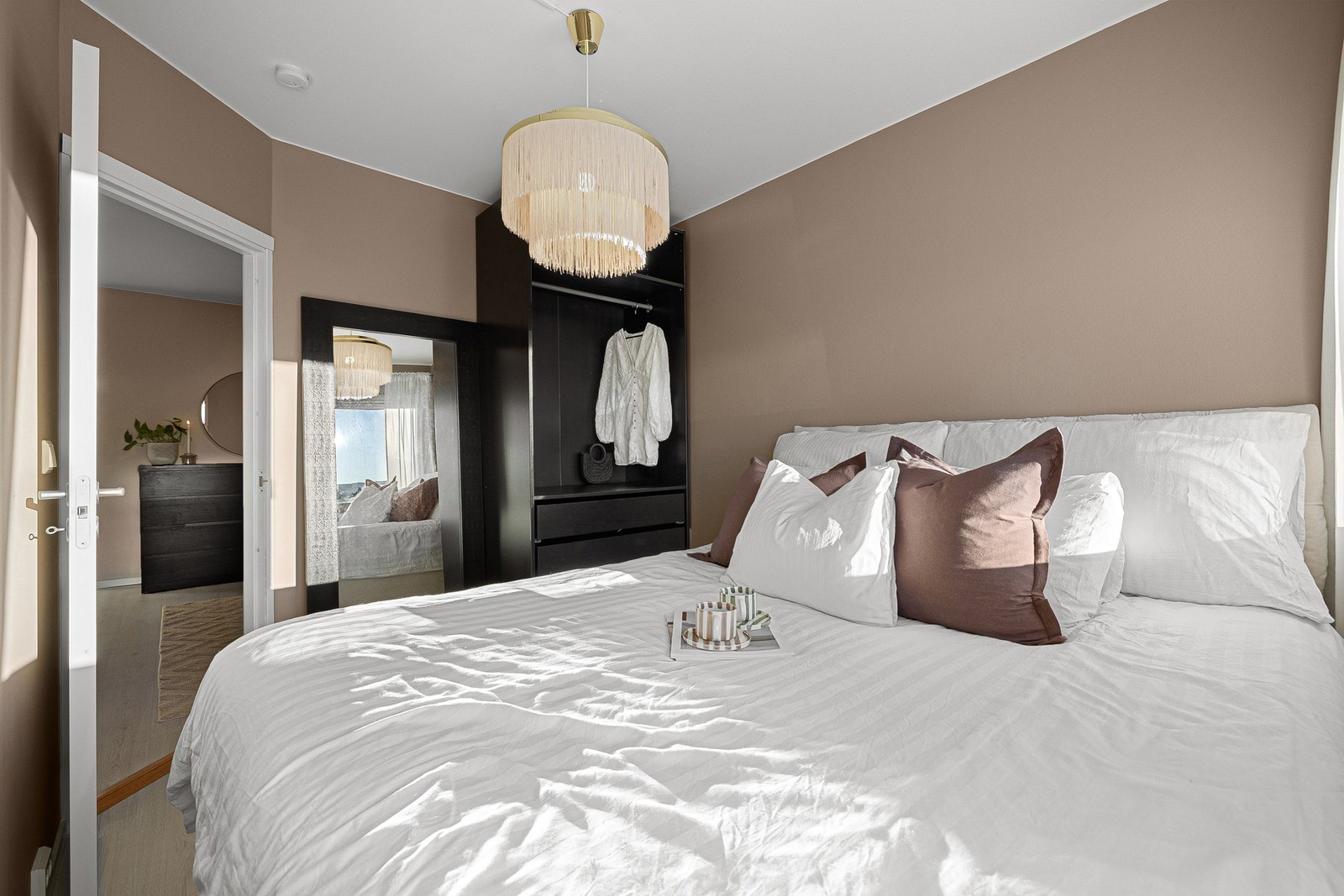 Det er god plass til både dobbeltseng og garderobeløsning. Galleribilde