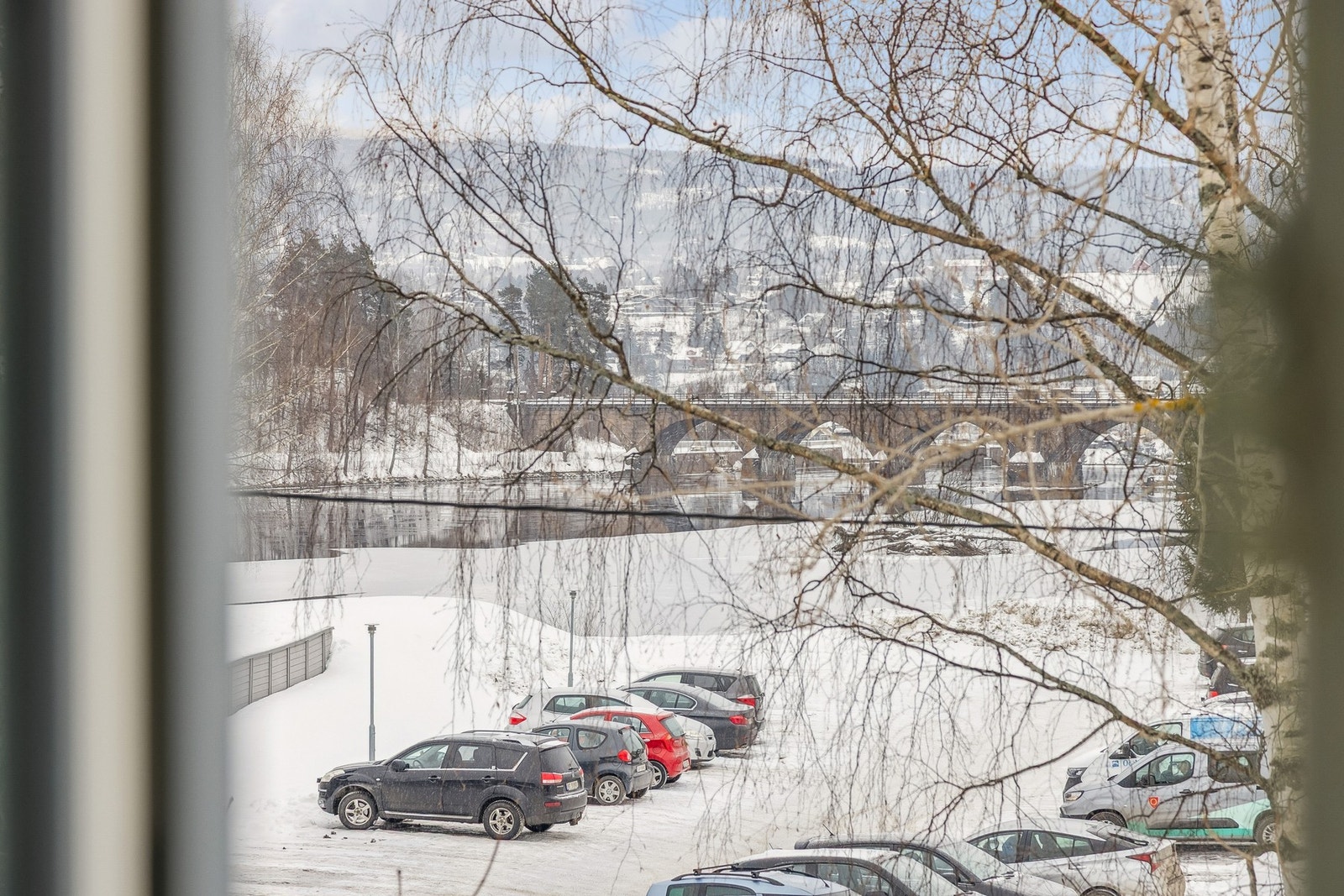 Utsikt fra vinduet mot den ikonske jernbanebrua Galleribilde