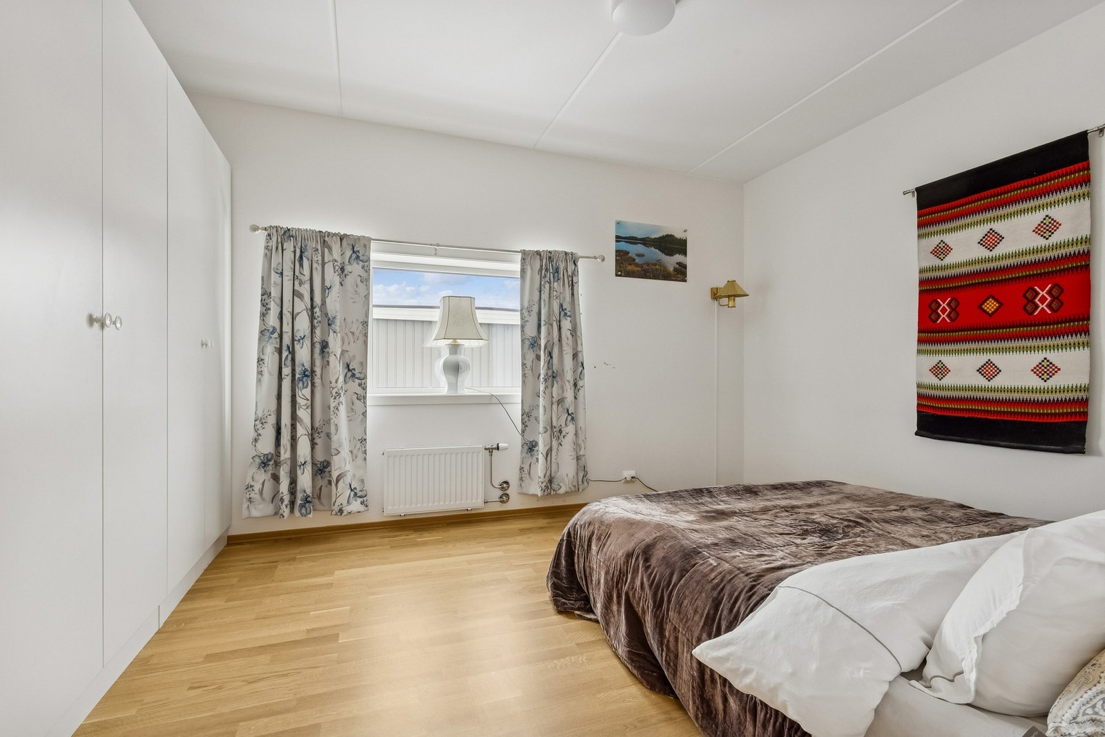 Hovedsoverom med romslig garderobe langs den ene veggen Galleribilde