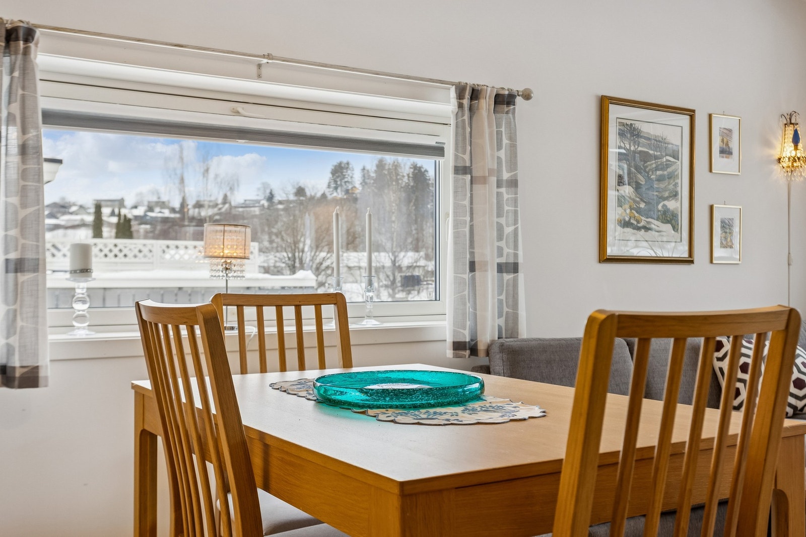 Plass til spisebord ved vindu Galleribilde