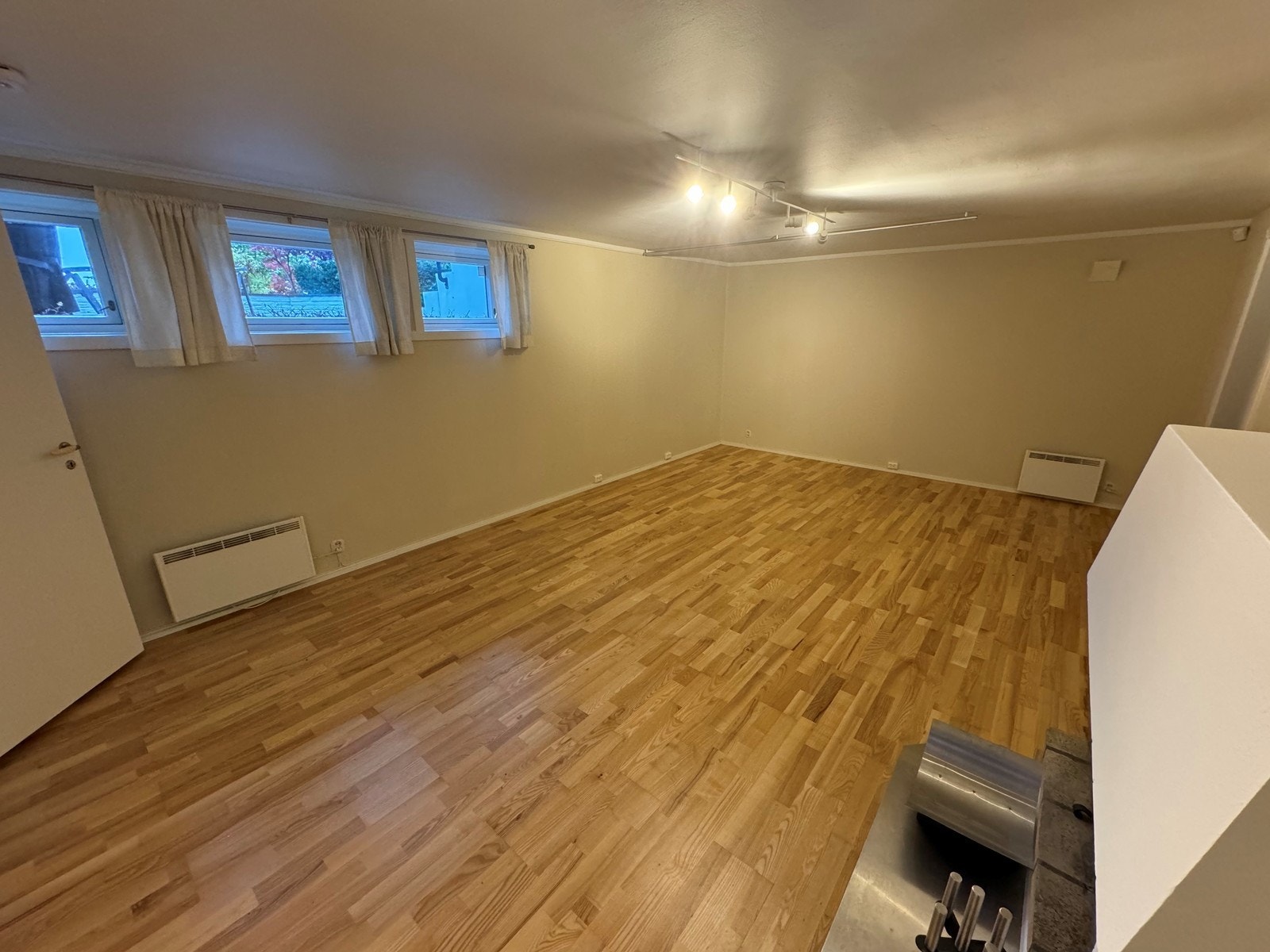 Stuen gir muligheter for etablering av alkove, men også sofa og spisebordsmøblement. Galleribilde