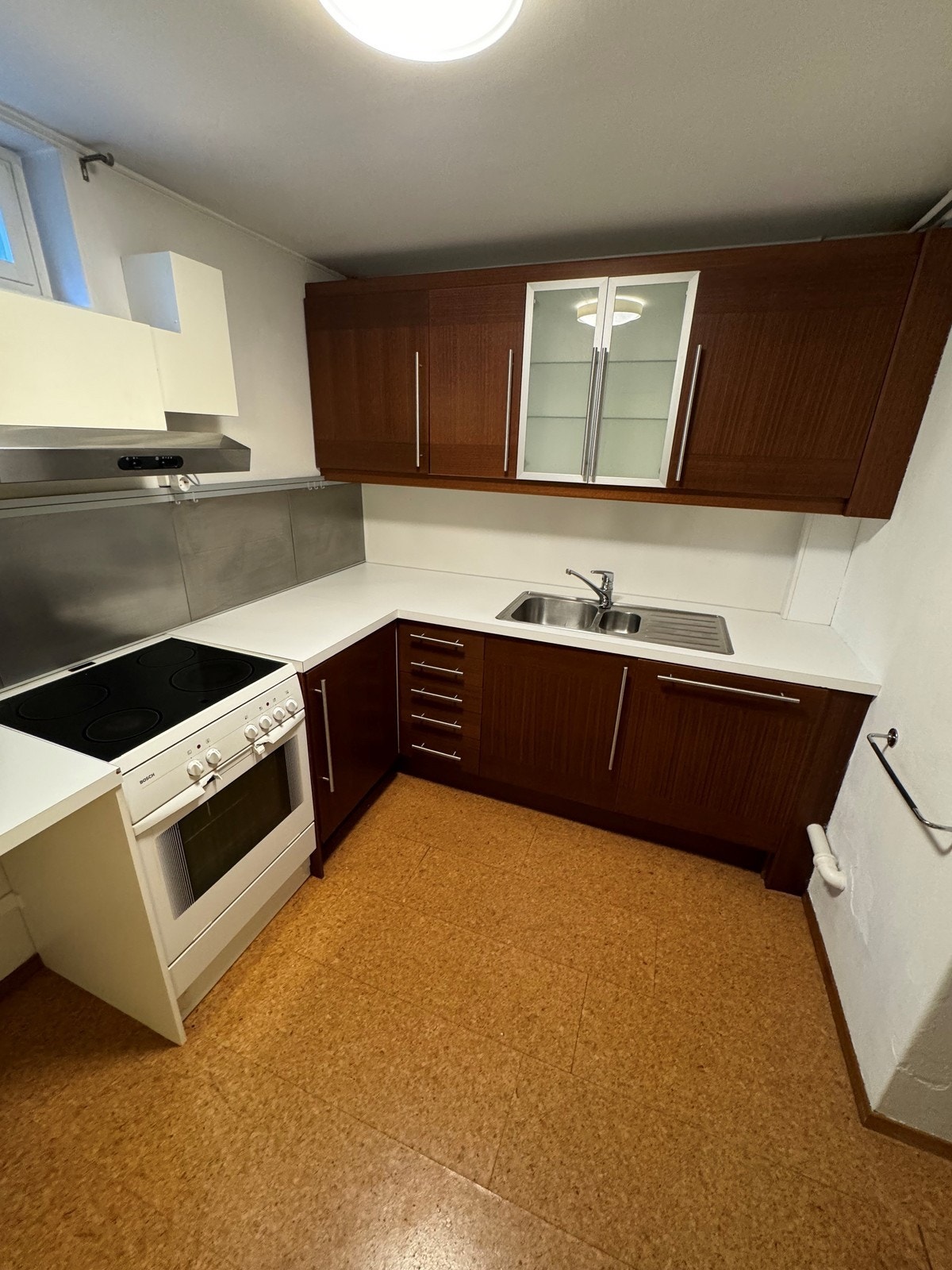 Romslig kjøkken med godt med skap og benkeplass. Medfølgende hvitevarer. Galleribilde