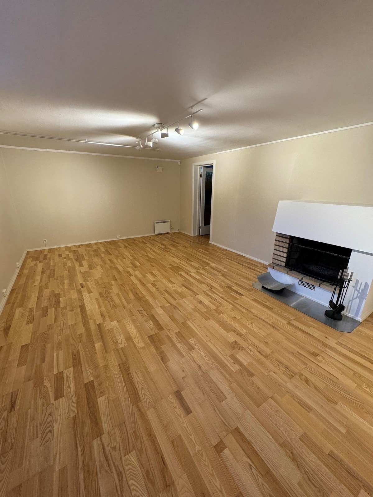 Stor stue/oppholdsrom med peis. Rommet er nymalt! Galleribilde