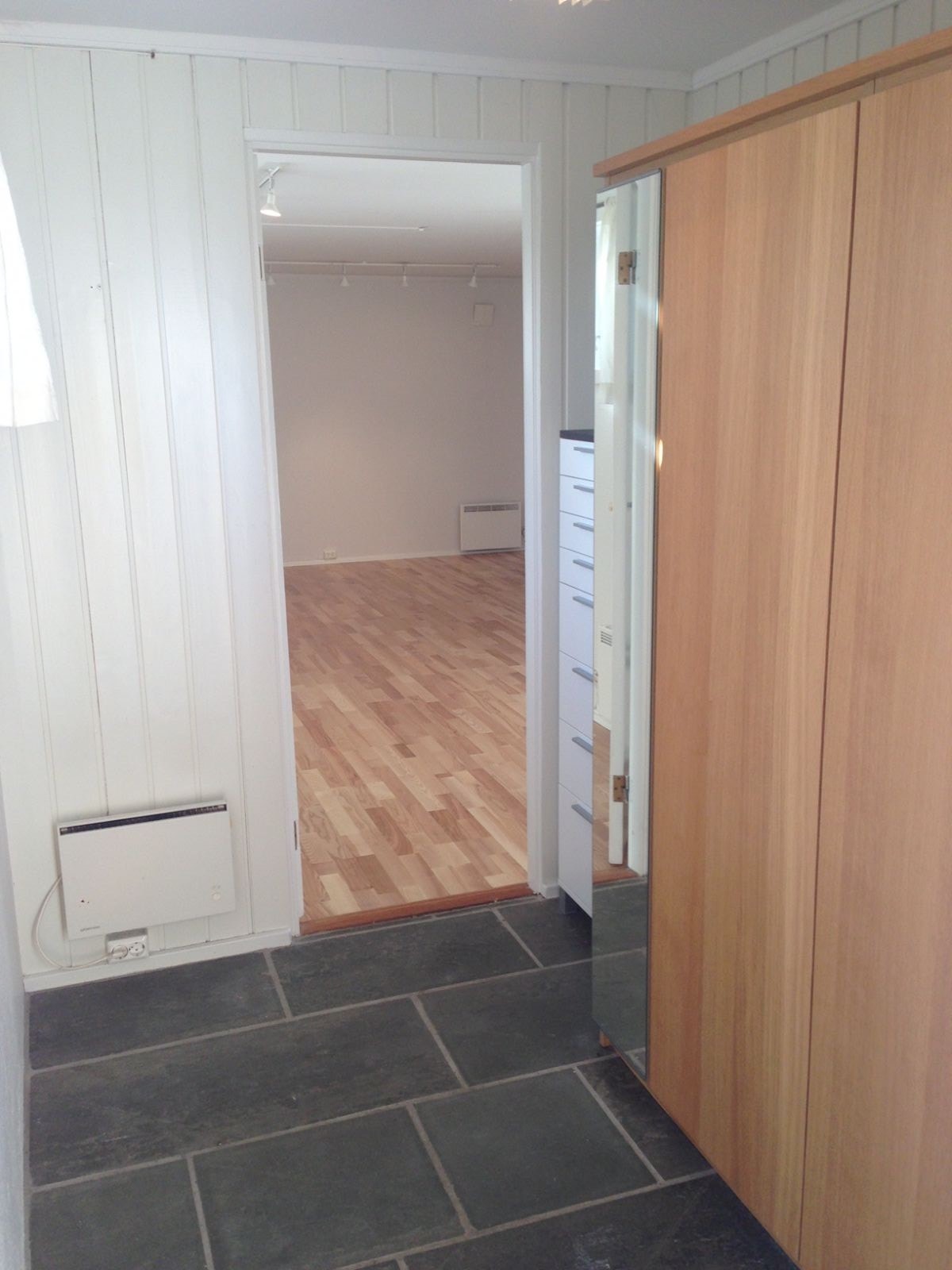 Flislagt gang med godt med oppbevaringsplass. Galleribilde