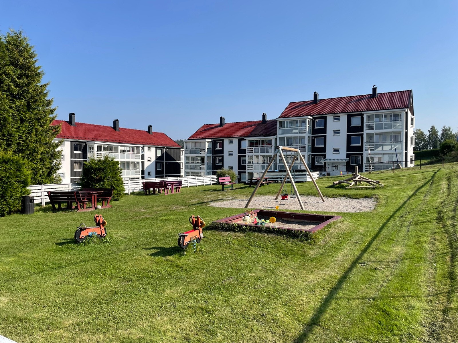 Leiligheten ligger i et koselig sameie med lekeplass og nærhet til skoler, butikk og barnehager. Galleribilde