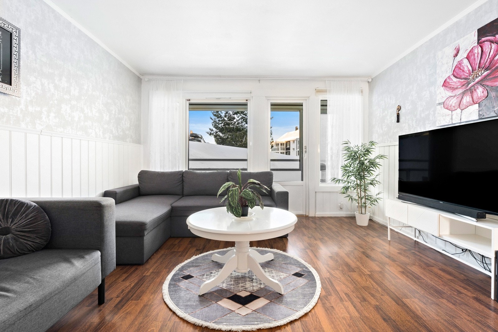 Det er store veggflater i rommet og enkelt å plassere kunst og tv-skjerm. Galleribilde