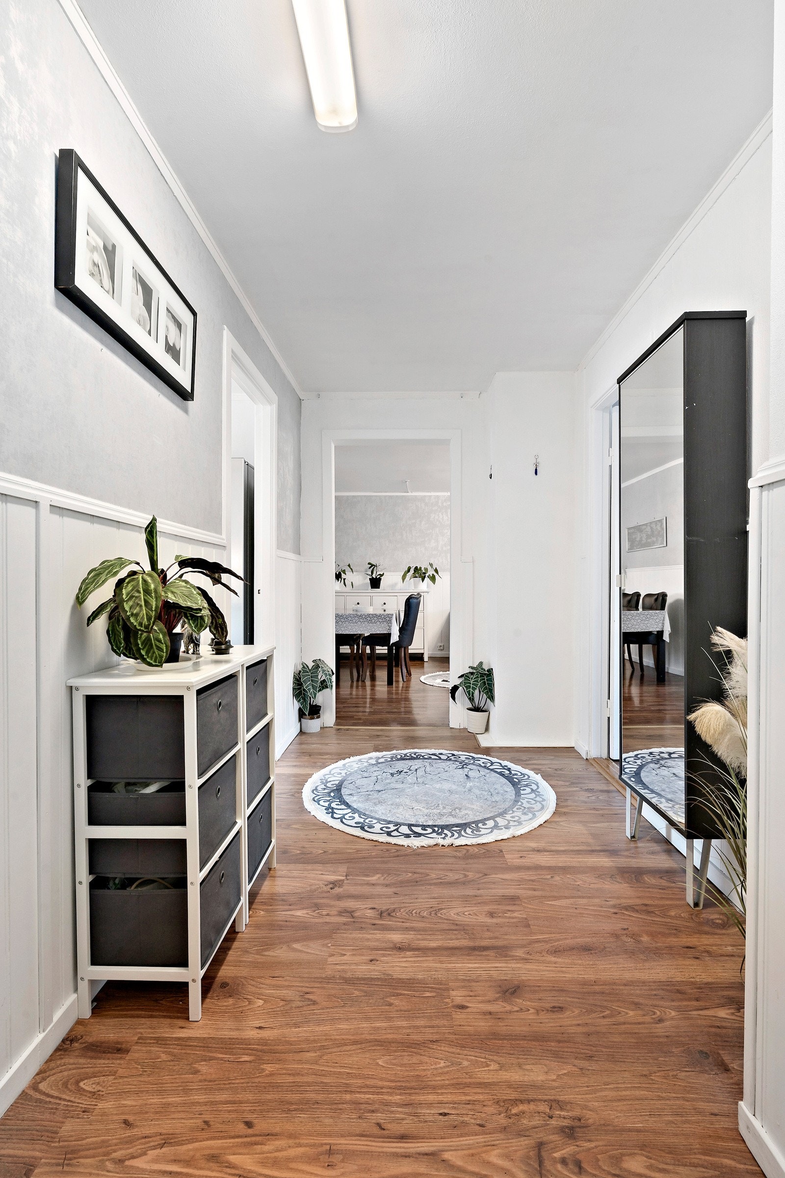 Gangen er romslig. Kjøkken ligger inndøren til venstre og soverom nr. 2 til høyre Galleribilde