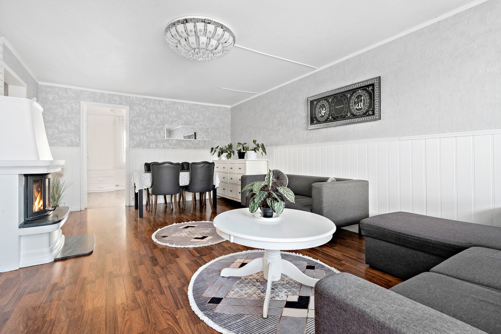 Her ser vi stuen fra balkongdøren. Det største soverommet ligger innenfor døren rett frem. Galleribilde