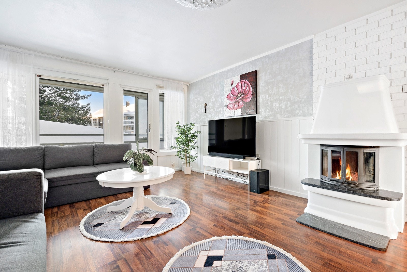 Peisovnen står midt i rommet, synlig fra både spiseplass og sofagruppe Galleribilde