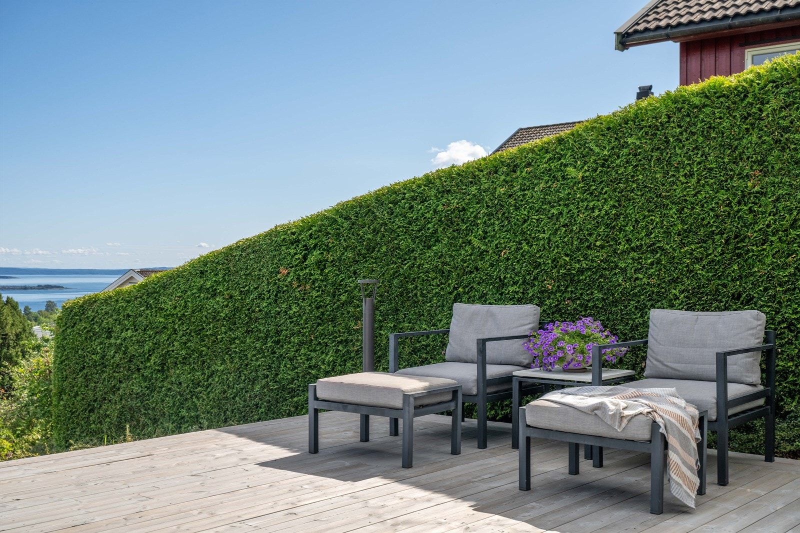 Terrassen er usjenert og solrik Galleribilde