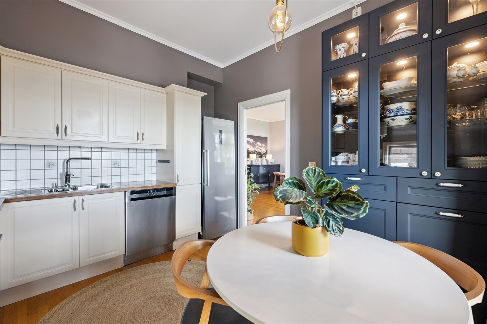 God spiseplass ut mot sjøen Galleribilde