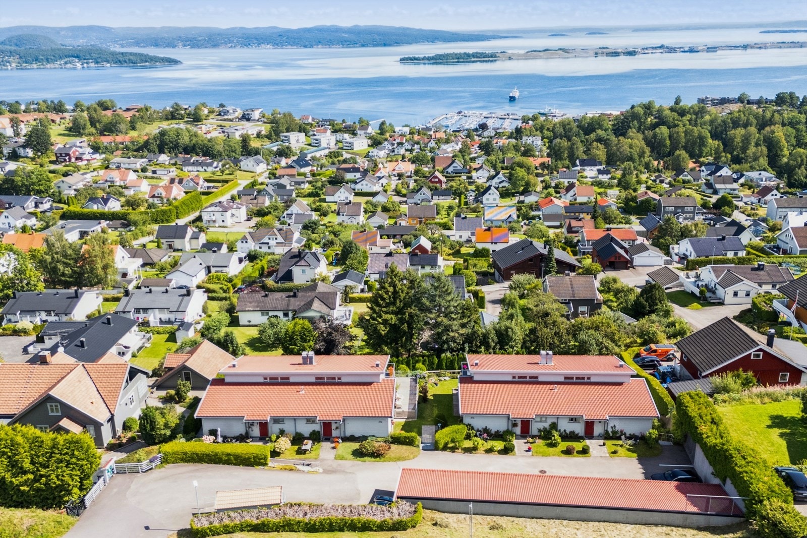 Dronefoto fra innkjøring til boligene Galleribilde