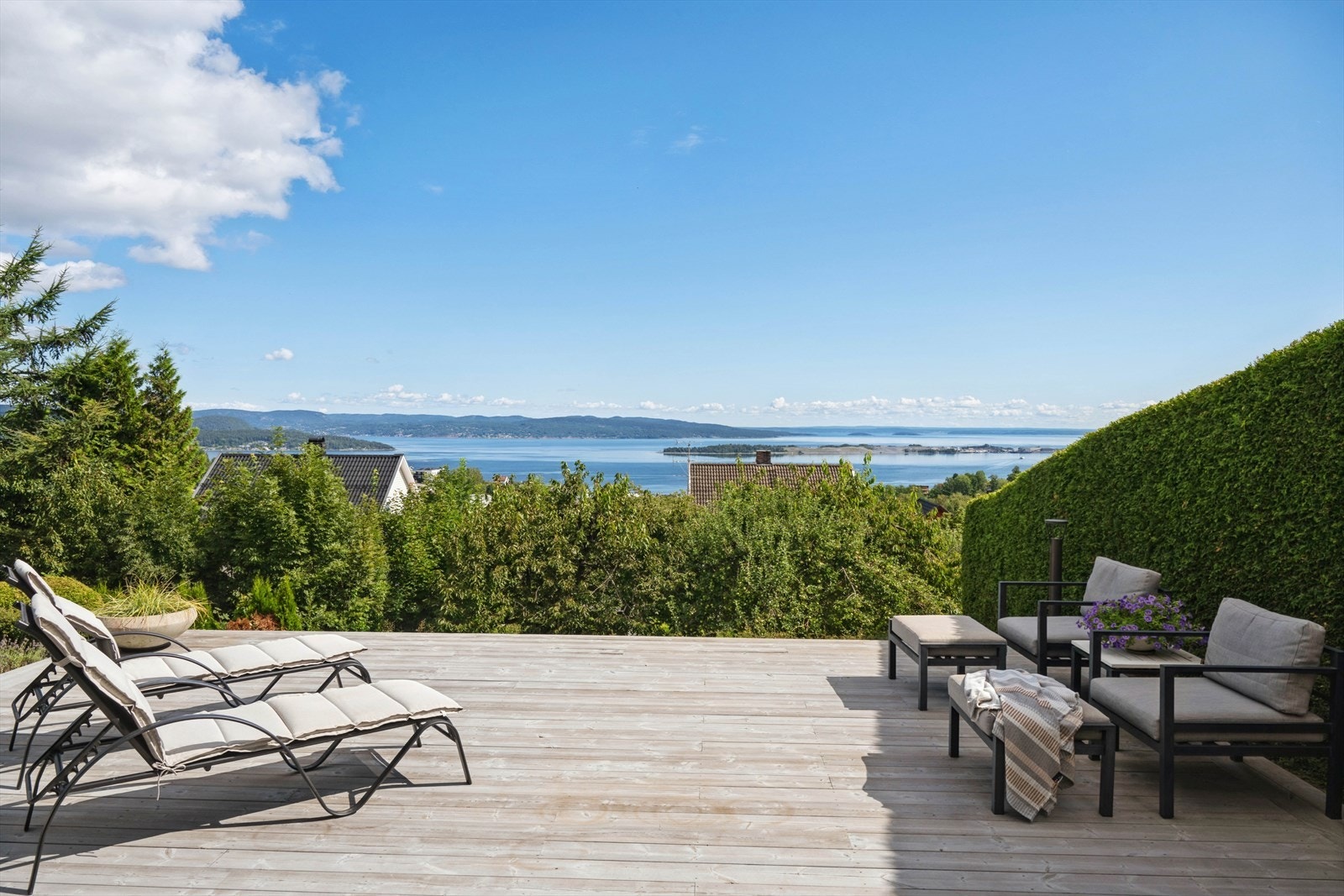 Velkommen til Hvittingfossveien 106 med fantastisk sjøutsikt, med nærhet til Holmestrandtoppen Galleribilde