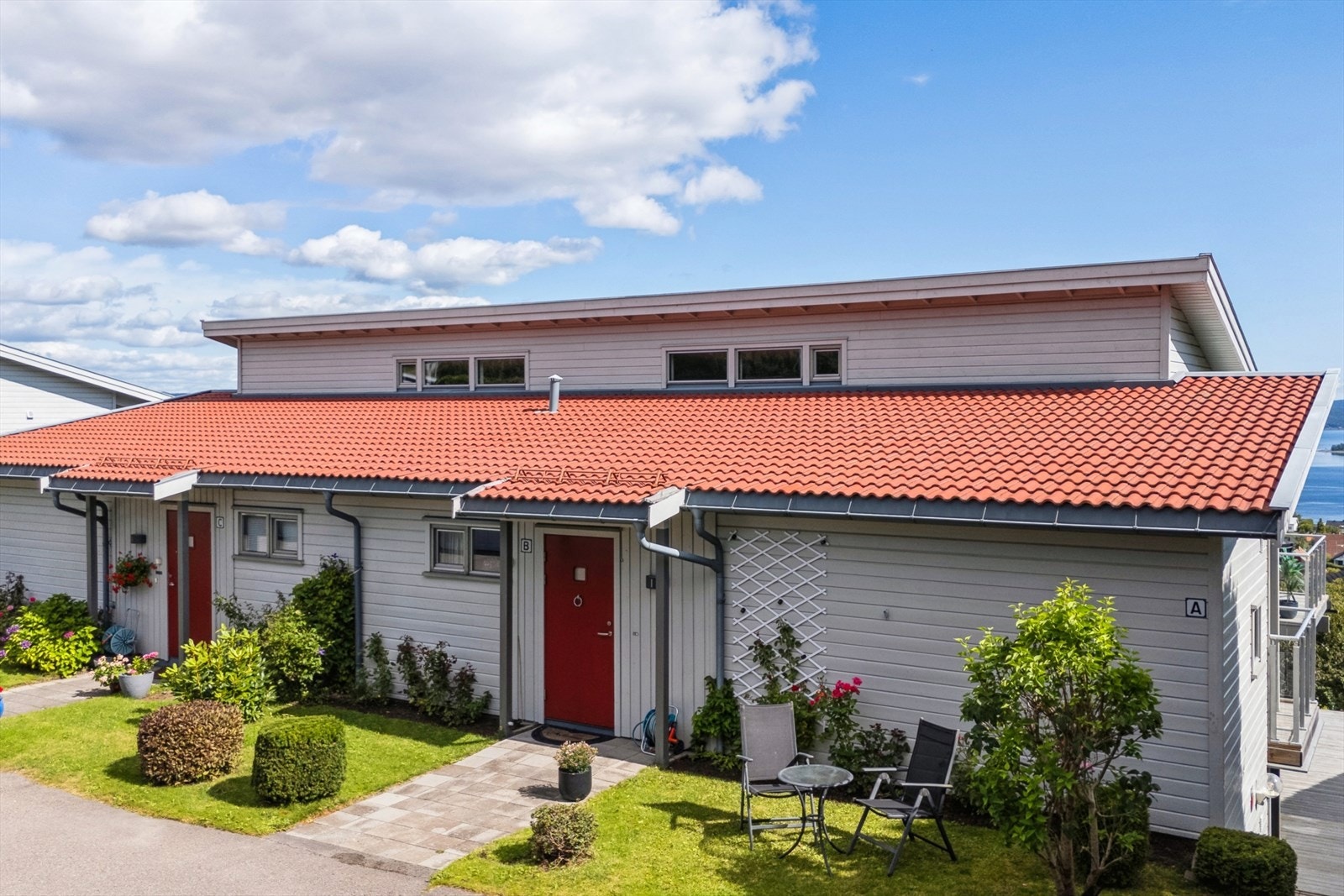 Fasade fra inngangen av boligene Galleribilde