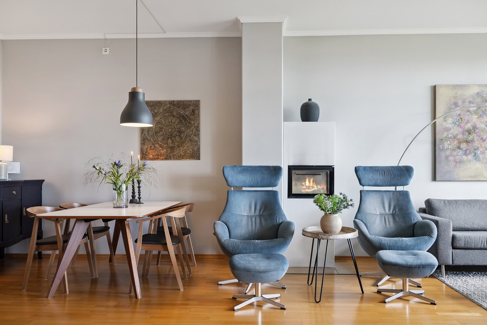 Stue med koselig peisovn Galleribilde