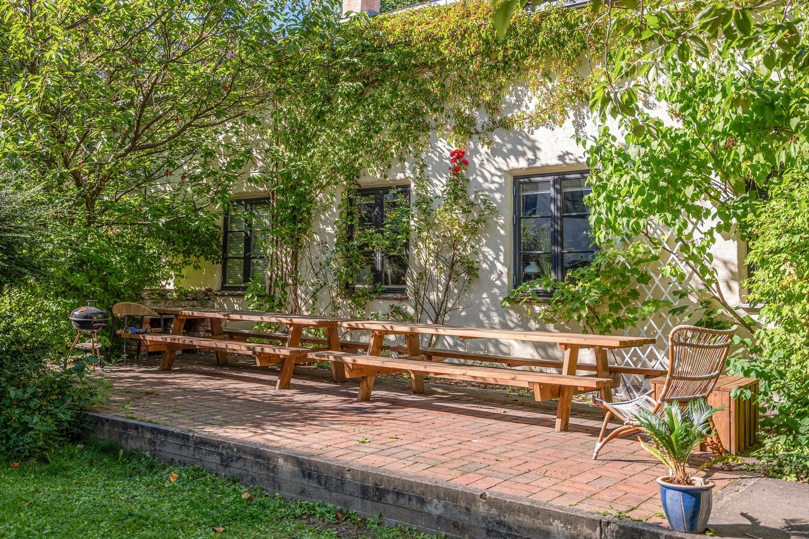 Leiligheten ligger i nærheten av ett bredt kollektivtilbud! Med utgang fra bakgården er trikke stoppet kun to minutter unna! Galleribilde