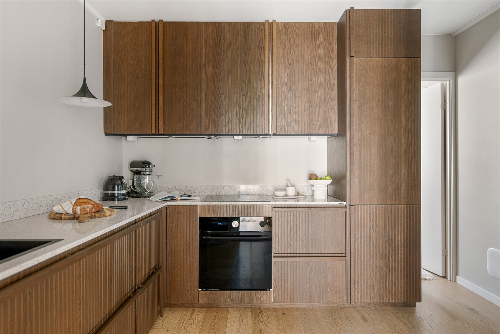 Av hvitevarer inneholder kjøkkenet integrert platetopp, stekeovn, oppvaskmaskin, vinskap og kjøle/fryseskap. Galleribilde