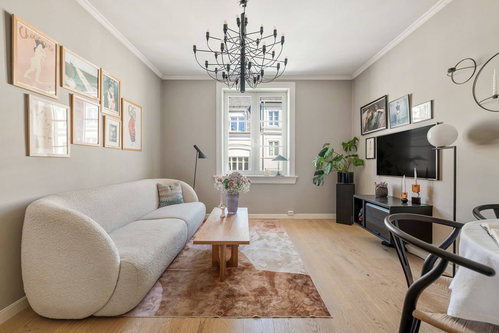 Her har du god plass til sofagruppe, salongbord og tilhørende møblement. Galleribilde