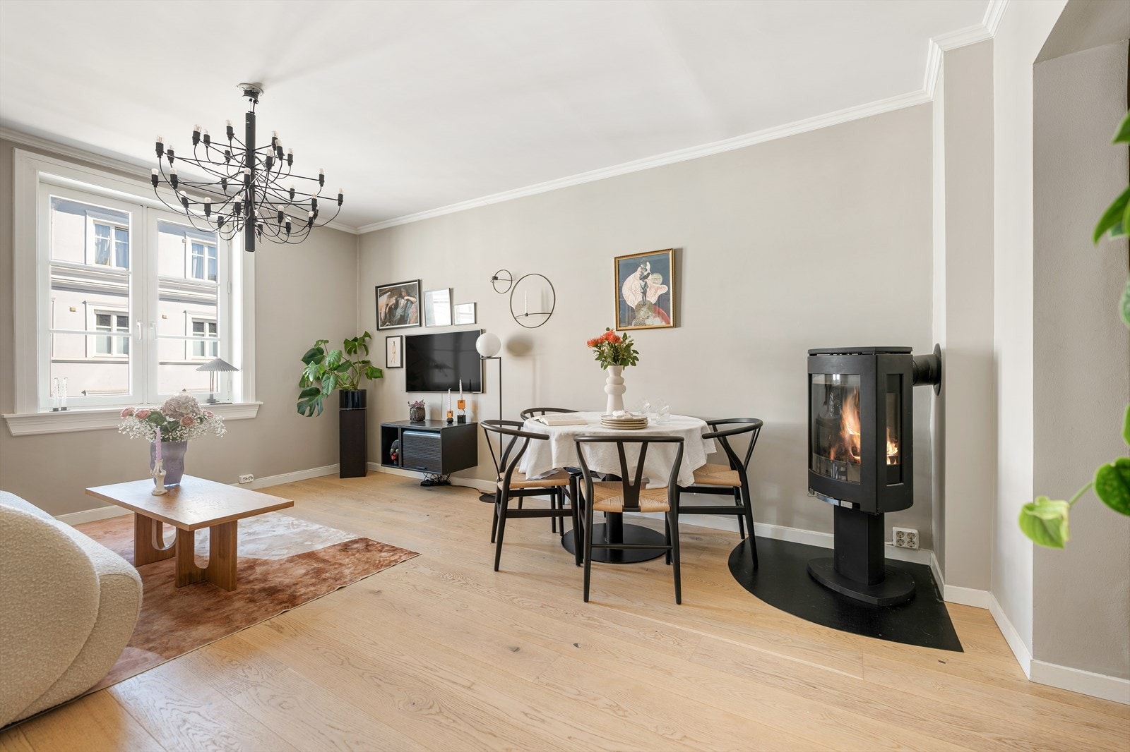 Stuen fremstår svært lys og romslig, med god plass til å møblere i ulike soner. Galleribilde