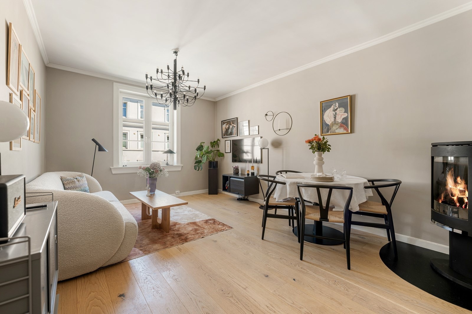 Her får du en sosial stue - perfekt for både hverdagsliv og gjester. Galleribilde