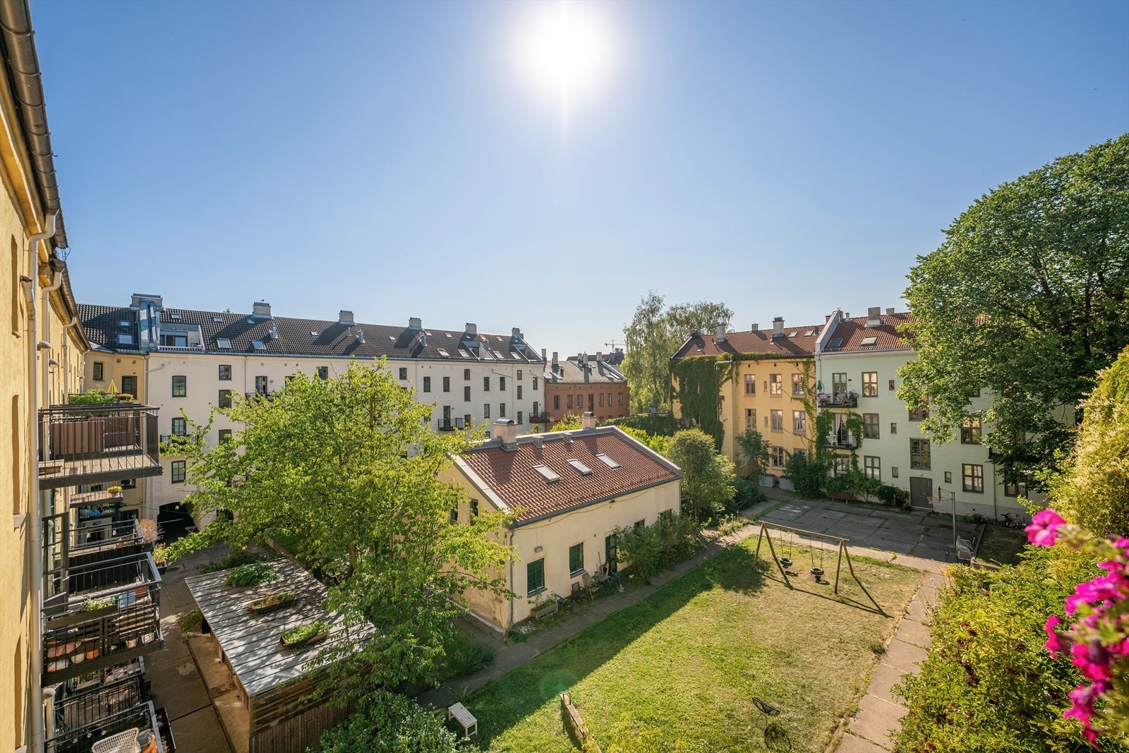 Vakker og solrik utsikt over indre gård. Galleribilde
