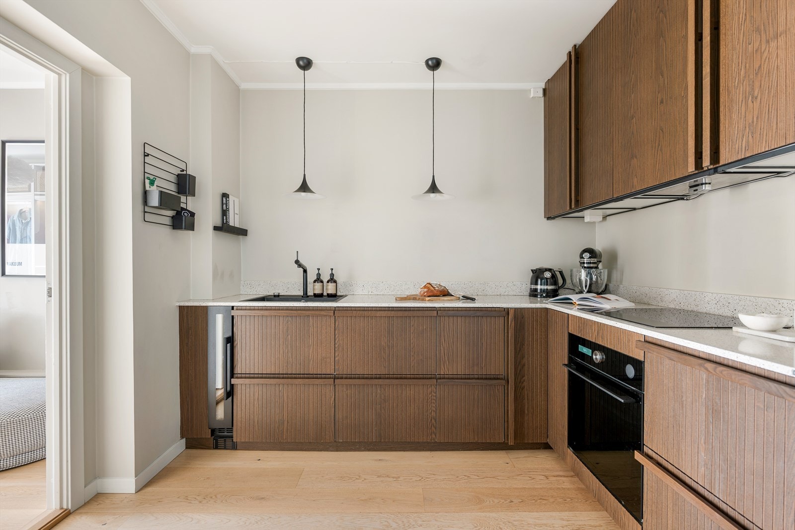 Kjøkkeninnredningen er opprinnelig fra 2018 med oppgradert fronter, benkeplate og hvitevarer fra 2021. Galleribilde