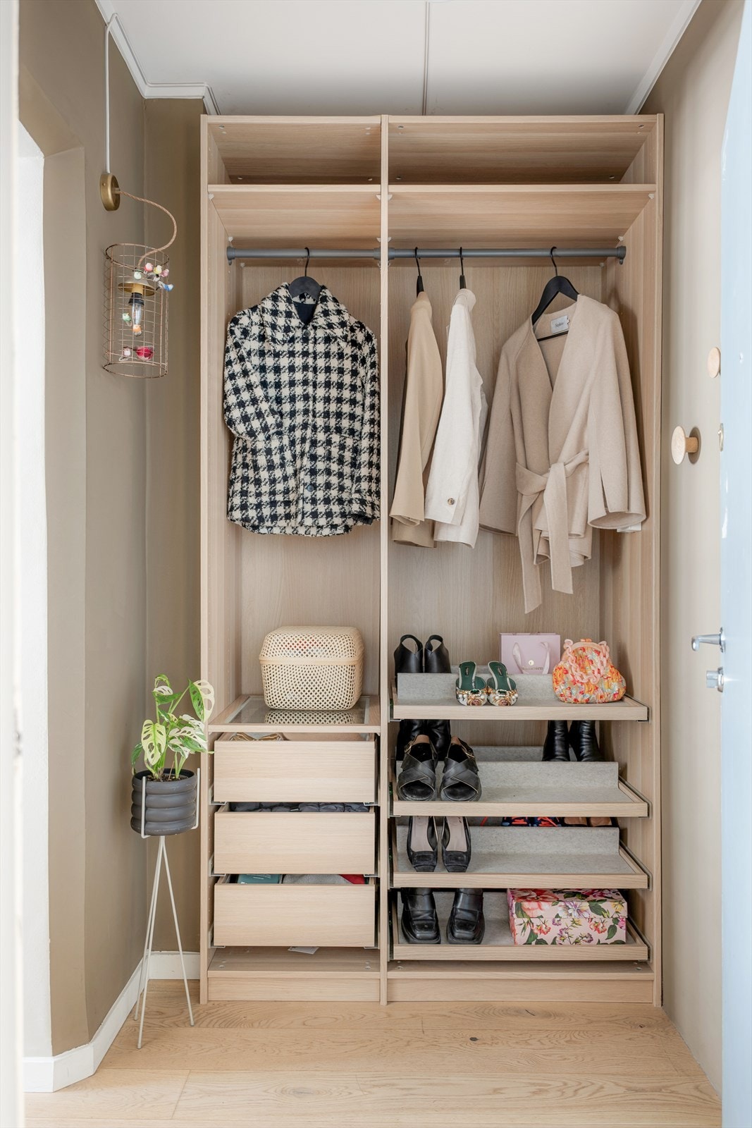 God plass til å henge fra seg sko- og yttertøy i et praktisk garderobeskap i entréen Galleribilde