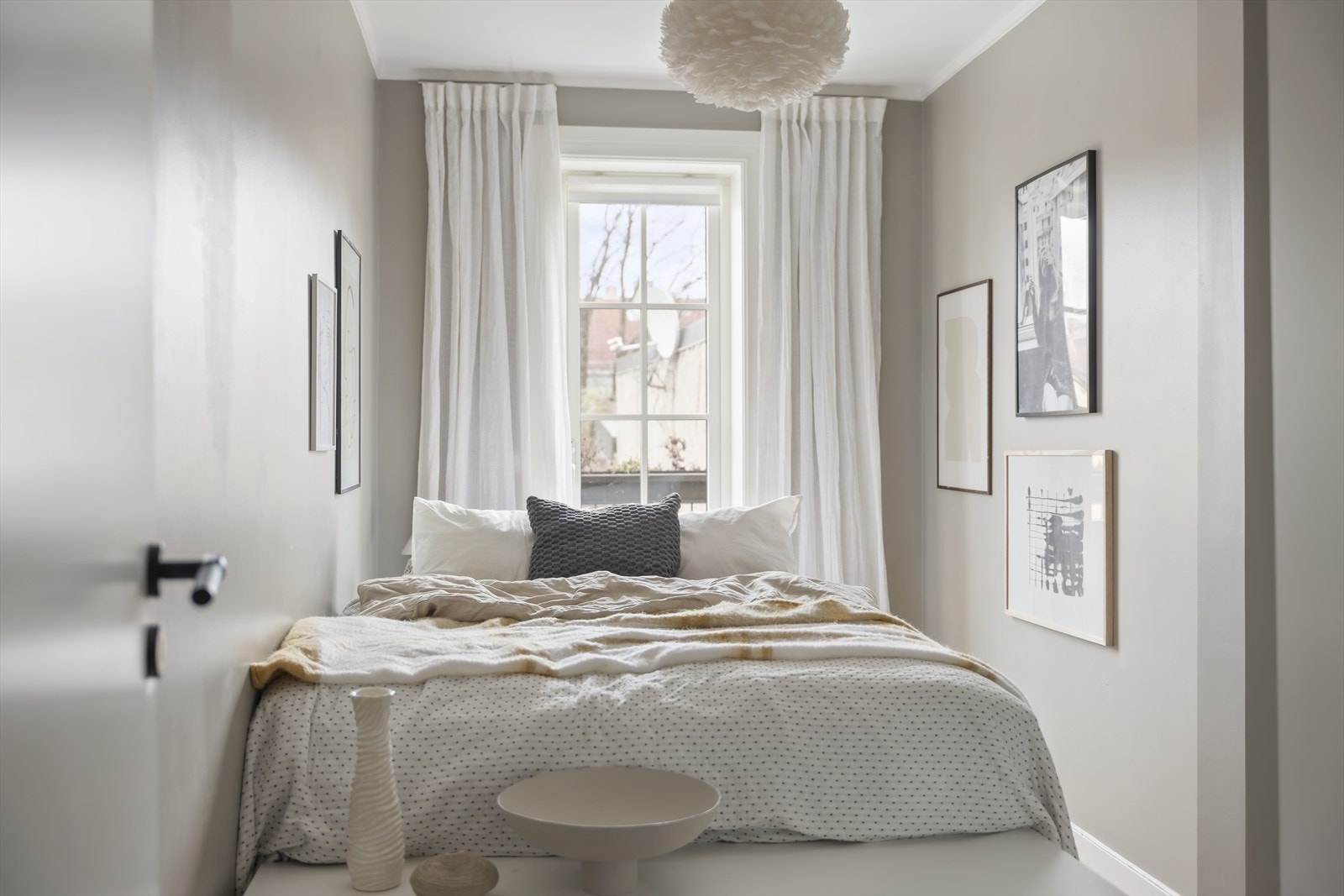 Soverommet ligger vendt inn mot bakgården, tilbaketrukket fra bylivet. Galleribilde