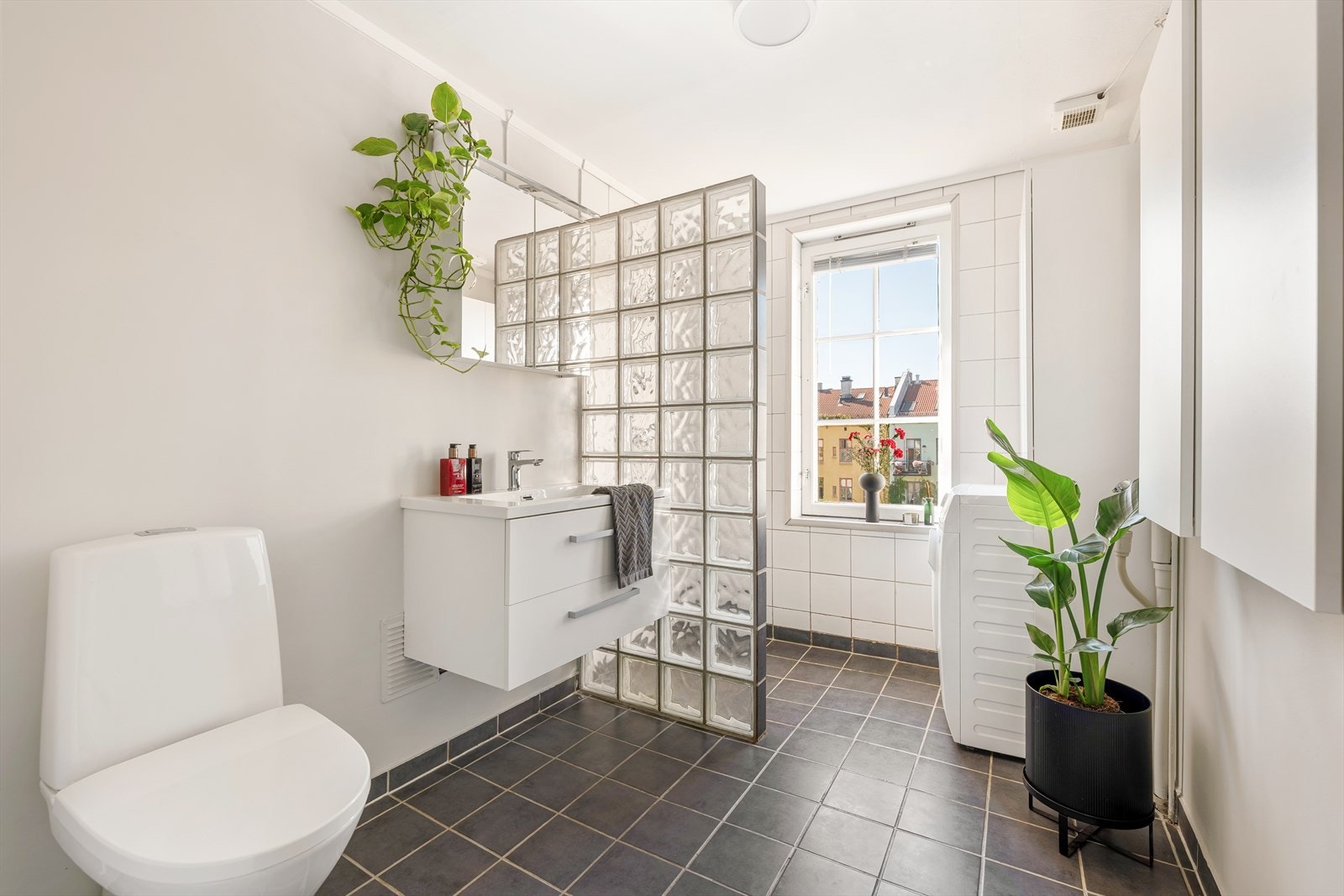 Pent bad med varmekabler i gulvet og opplegg for vaskemaskin. Galleribilde