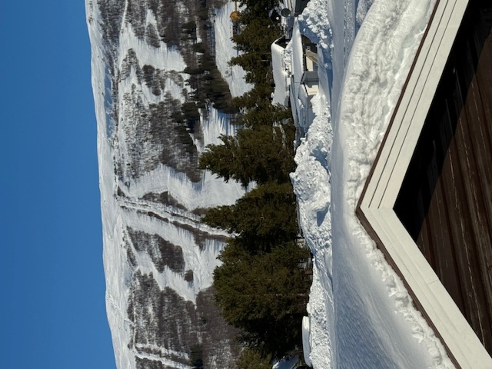Skisenteret sett fra svalgang ved inngangspartiet. Galleribilde