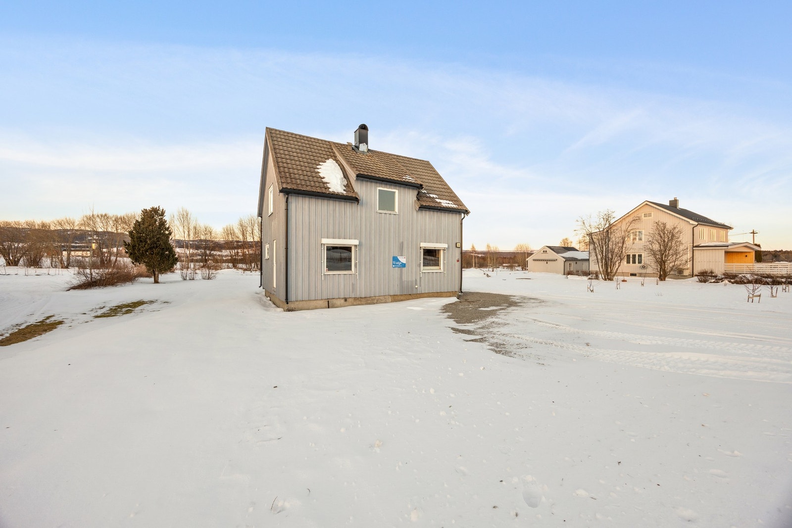 I sommerhalvåret har man et stort plenlagt område som er perfekt for utendørsaktivitet! Galleribilde