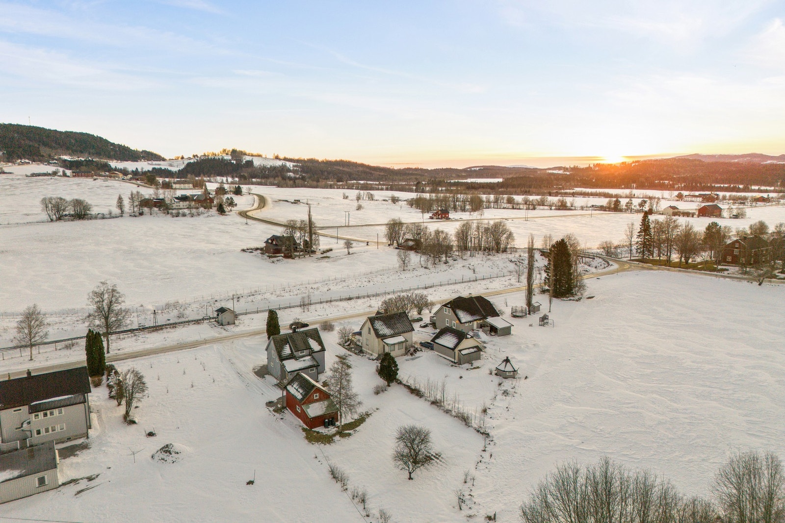 Landlig og idyllisk beliggenhet nær Snåsavatnet! Det er ca. 3,8 km til skole og idrettsanlegg, og omtrent 4,5 km til nærmeste dagligvarebutikk på Binde. Galleribilde