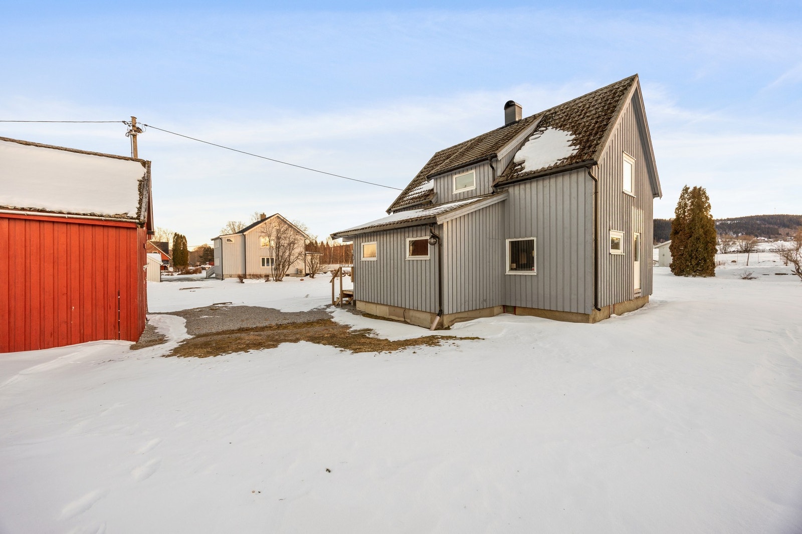 Utvendig biloppstillingsplass med god plass til flere biler Galleribilde