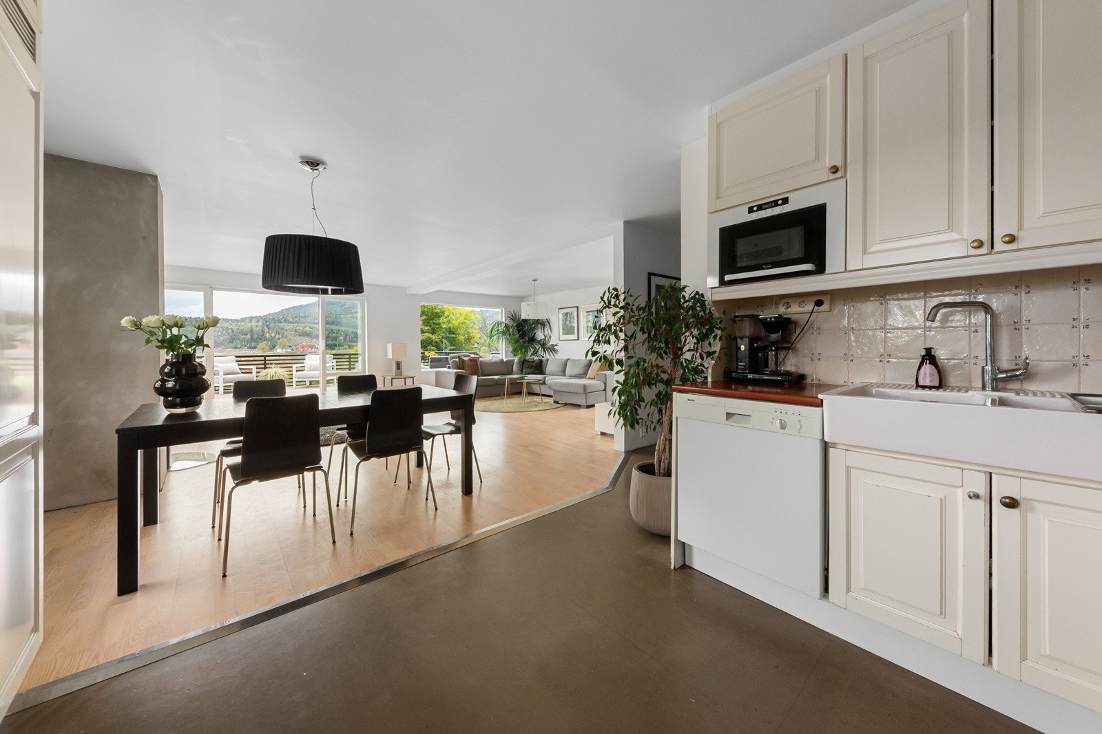 Åpen stue- og kjøkkenløsning. Galleribilde