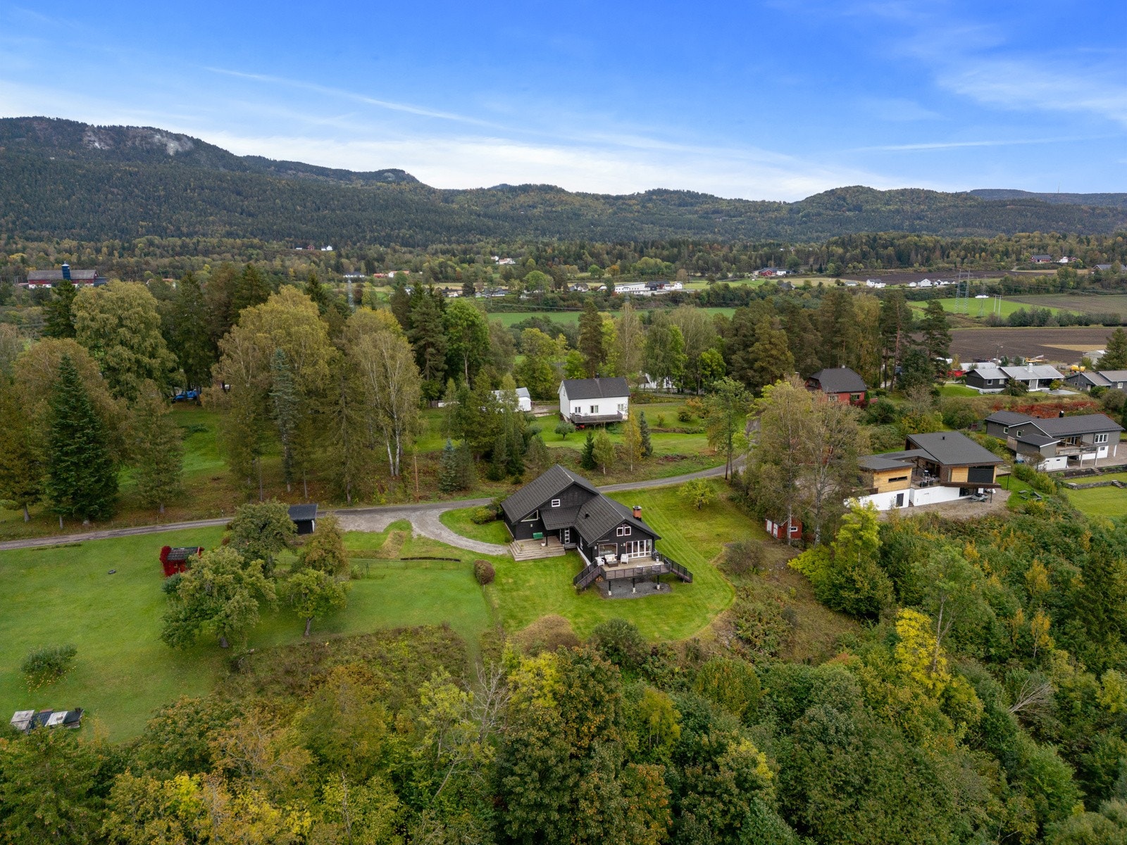 Det er kort vei til Fossum idrettsanlegg, Venstøp skole og flere barnehager i nærområde. Galleribilde